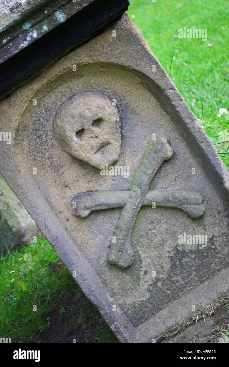 A tomb with a skull and crossbones on it. Eyam, Derbyshire, United Kingdom. Stock Photo