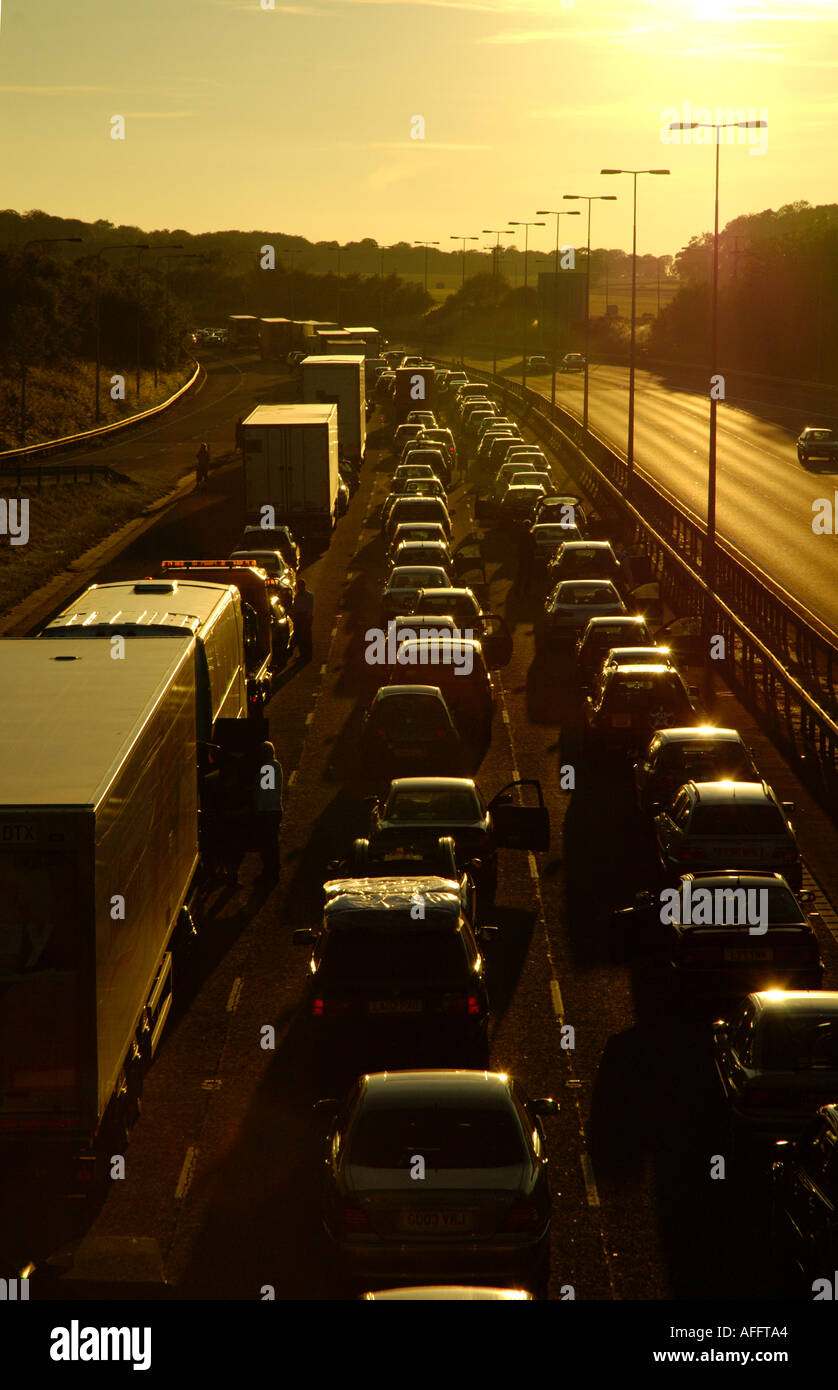M40 evening sun set and traffic jam Congestion pollution climate change cars Stock Photo