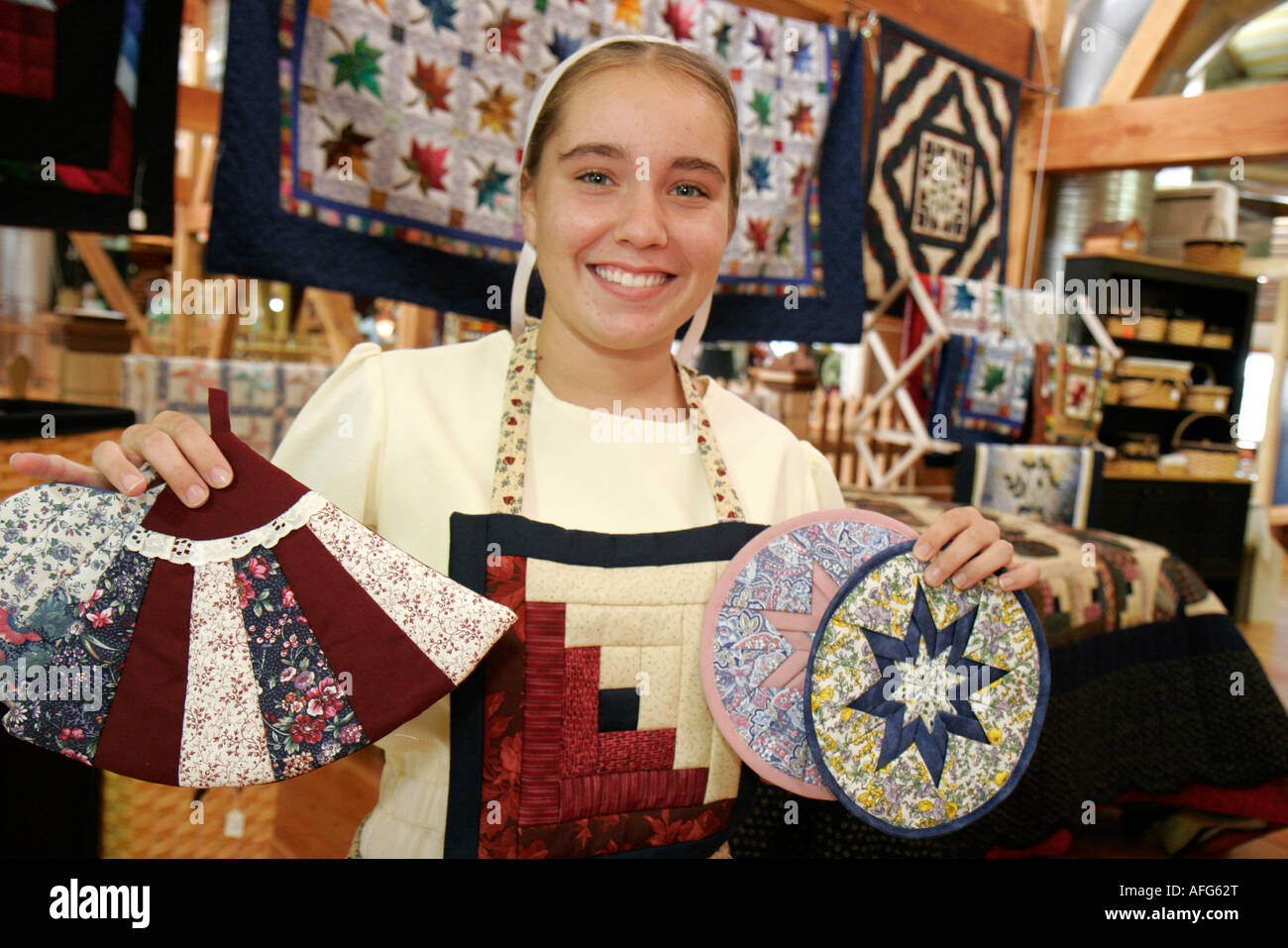 Indiana,Elkhart,American Countryside Farmers Market,Amish teen teens teenager teenagers,girl girls youth youths female,sells selling quilts quilt poth Stock Photo