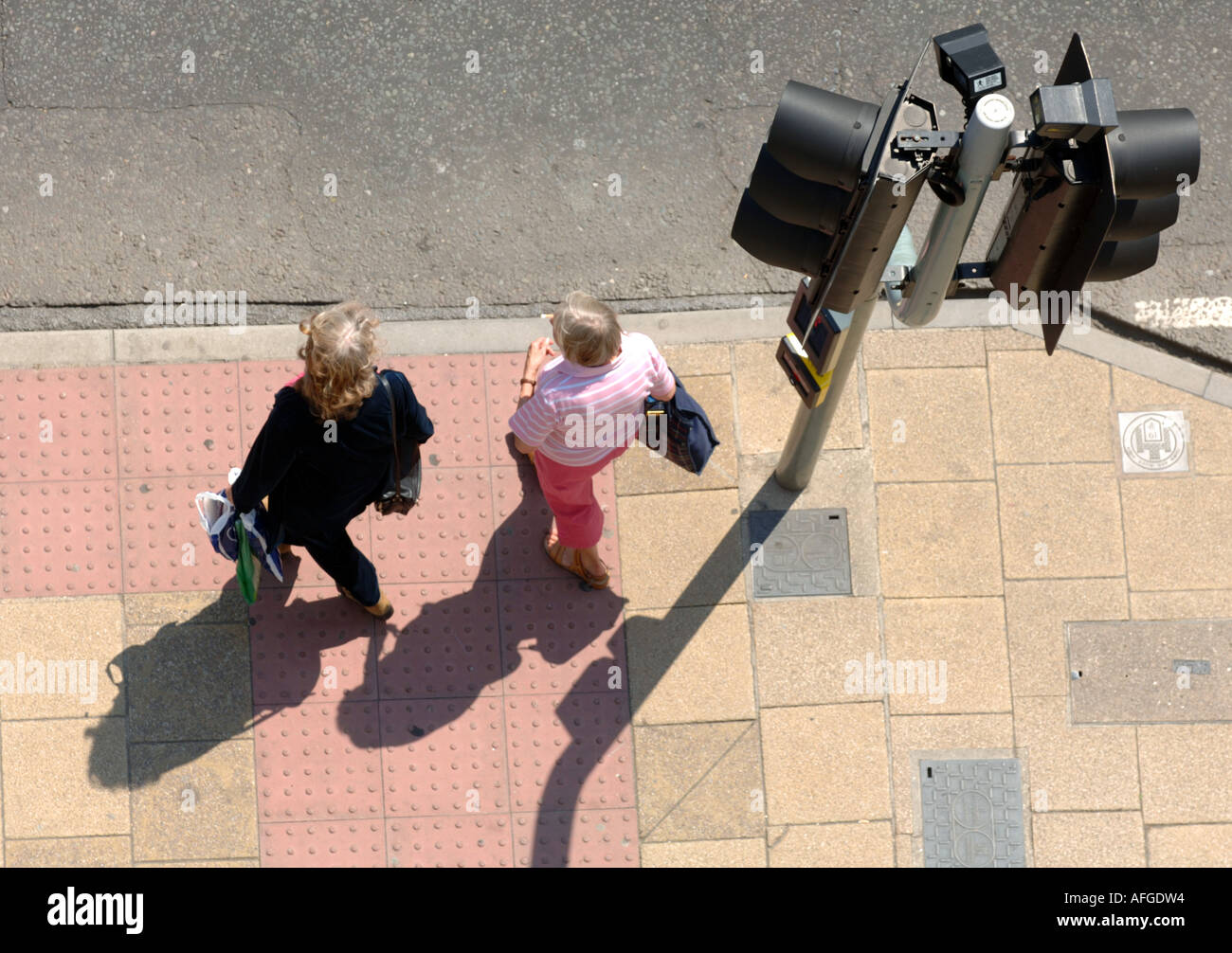 Pedestrians wait to cross the road at traffic lights, Britian UK Stock ...