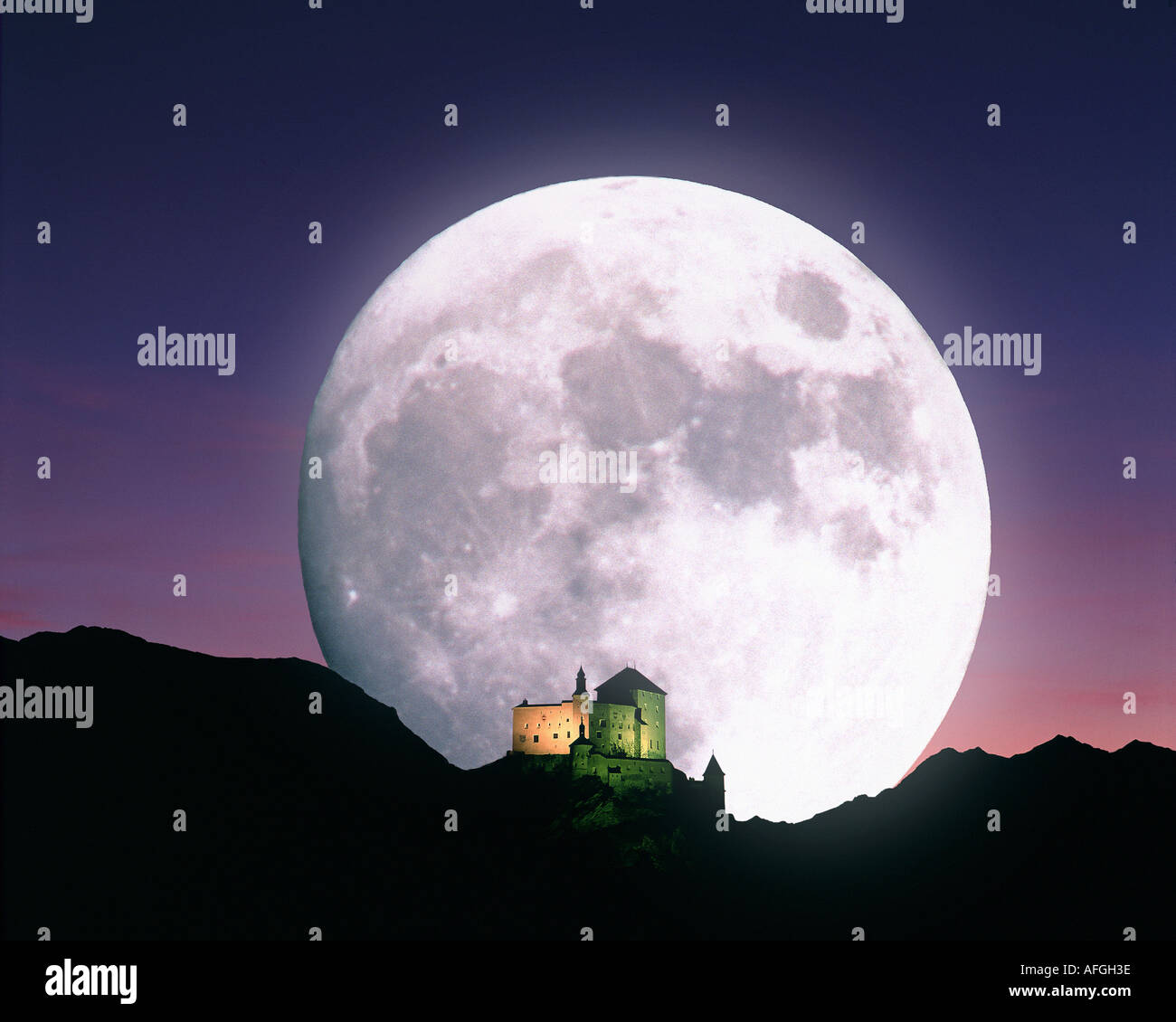 CH - LOWER ENGADIN: Moon over Tarap Castle Stock Photo