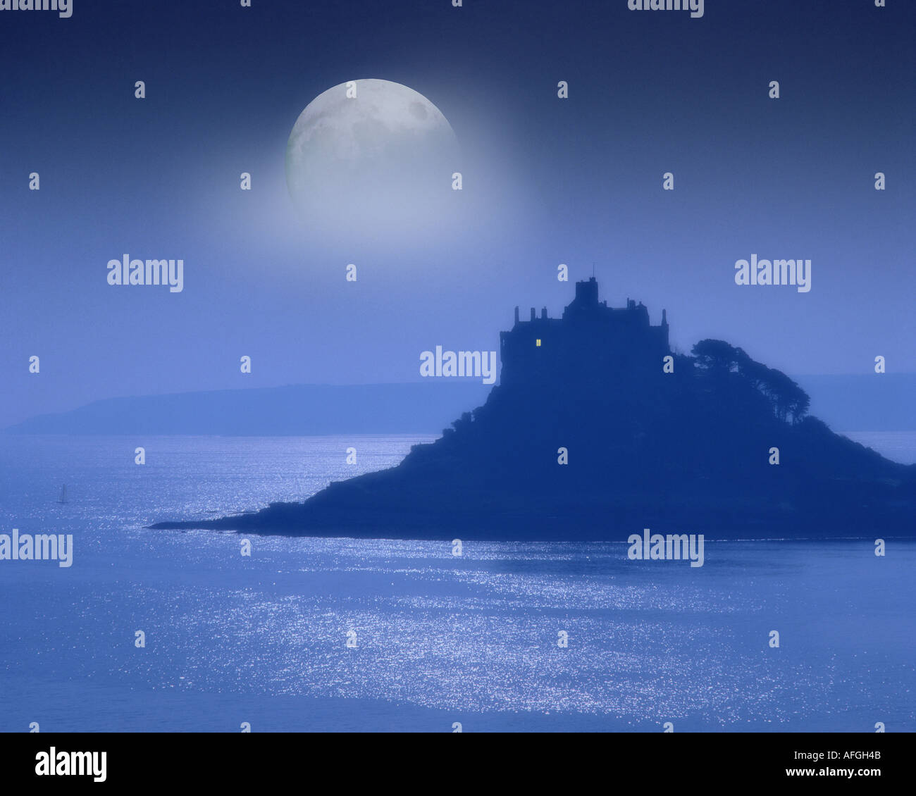 GB - CORNWALL: Moon over St Michaels Mount Stock Photo