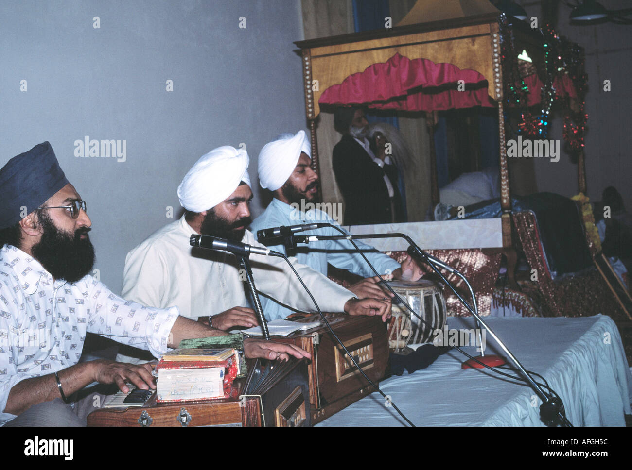 The rajis musicians accompanying the singing of shabads from the Guru Granth Sahib in a Sikh gurdwara Stock Photo