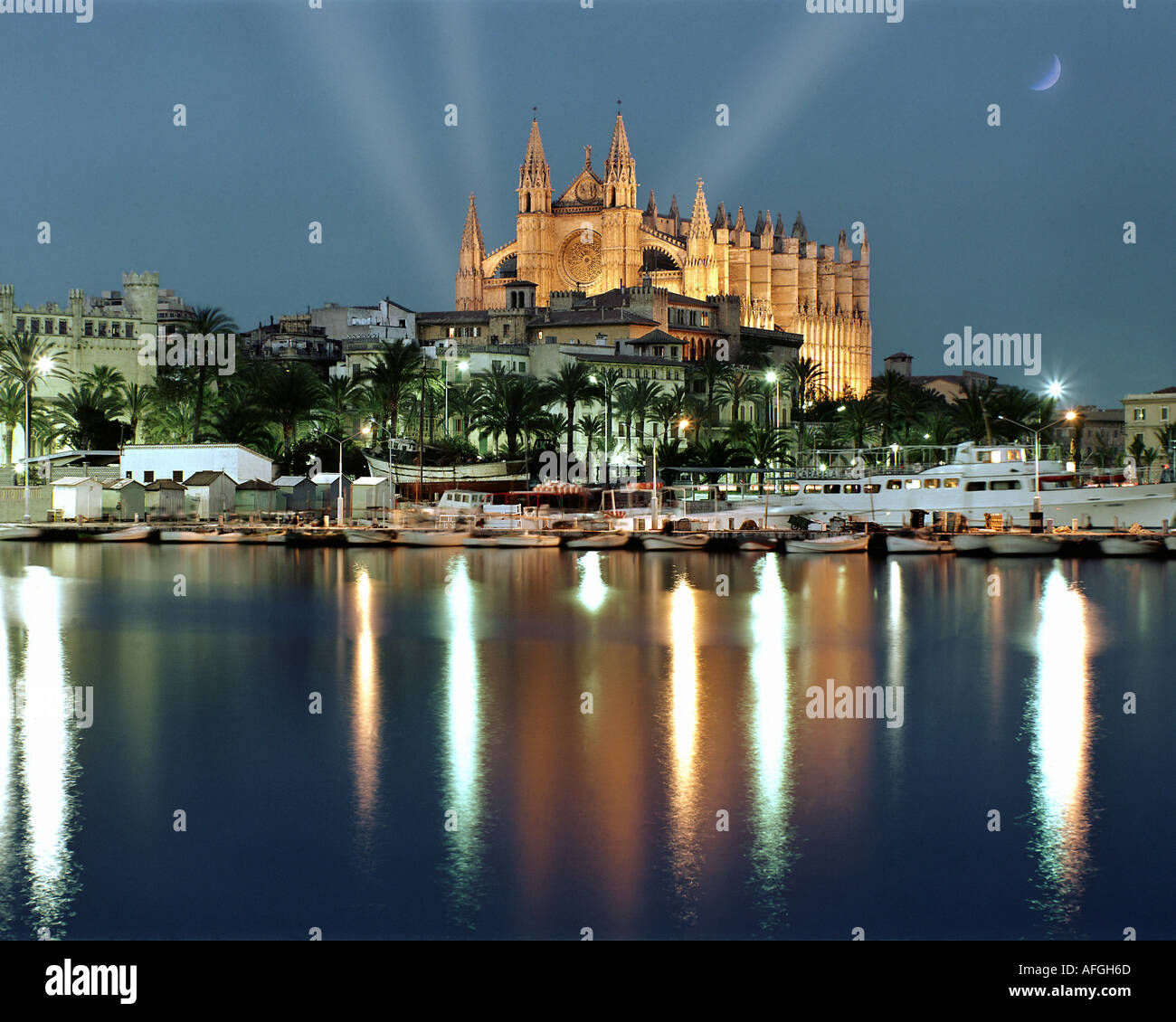 ES - MALLORCA:  La Seu Cathedral at Palma de Mallorca by night Stock Photo