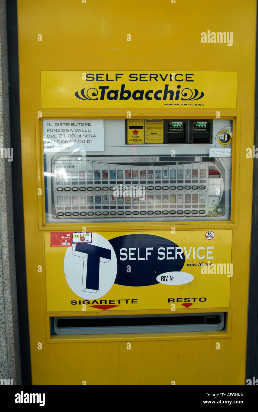 Cigarette vending machine hi-res stock photography and images - Page 2
