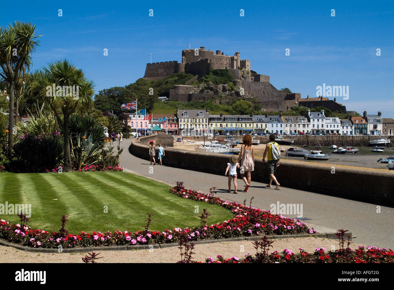 dh Gorey seafront promenade ST MARTIN JERSEY Family holiday walking Mont Orgueil Castle channel islands uk esplanade walk tourists Stock Photo