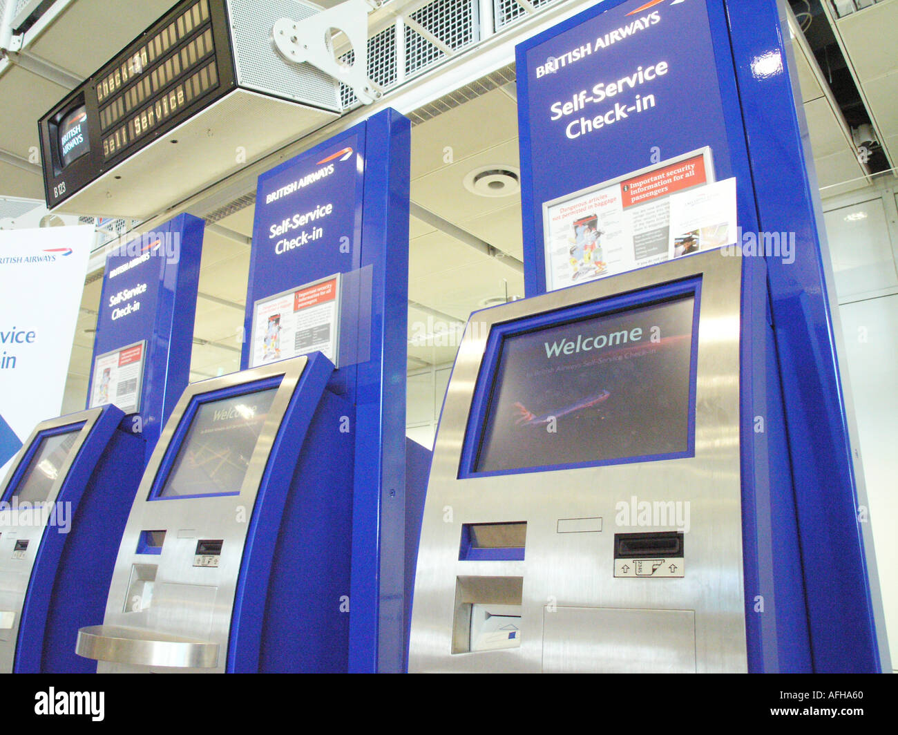 Self check in facility hi-res stock photography and images - Alamy