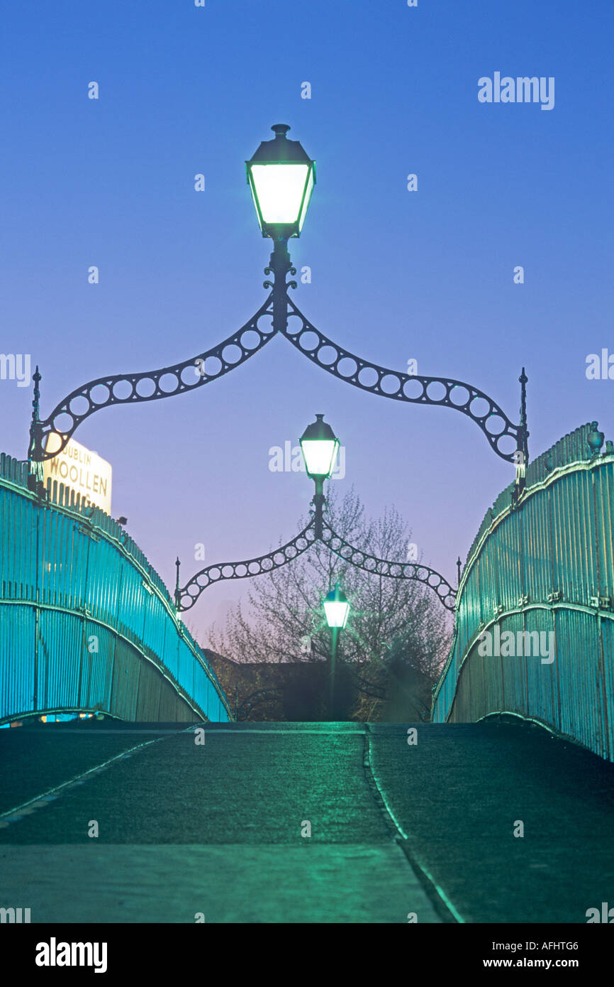 Hapenny bridge dublin vertical hi-res stock photography and images - Alamy