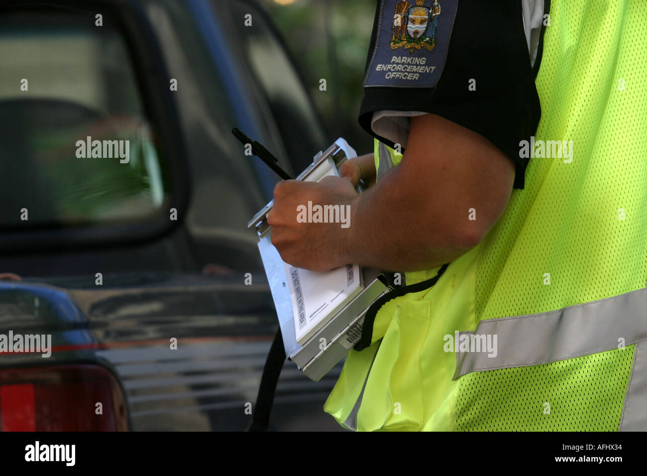 Policeman writing out a parking ticket Stock Photo - Alamy