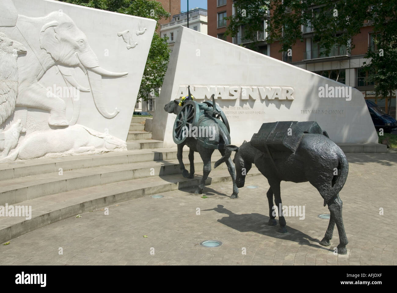 Animals in War memorial bronze mules & curved Portland stone wall sculpture  by English sculptor David Backhouse Park Lane Hyde Park London England UK  Stock Photo - Alamy