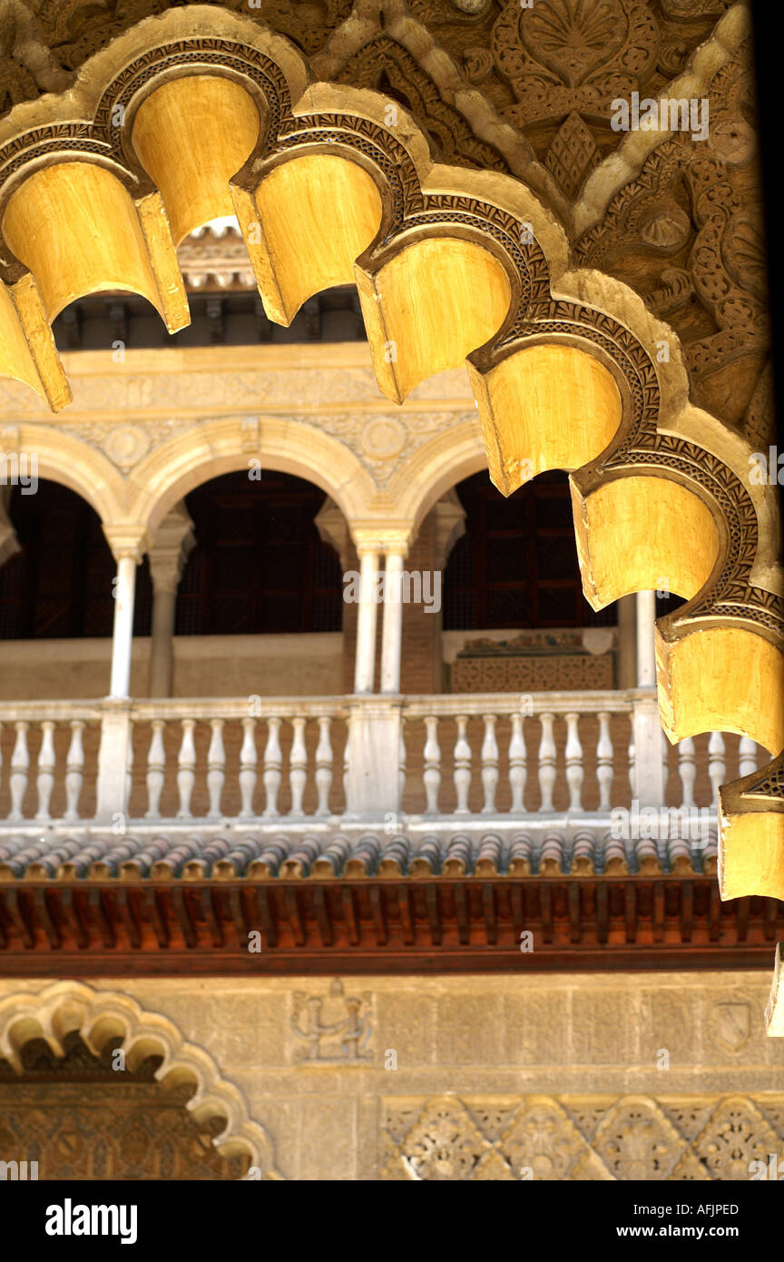 Amazing ornate arches in Alcazar former moorish fortress in Seville ...