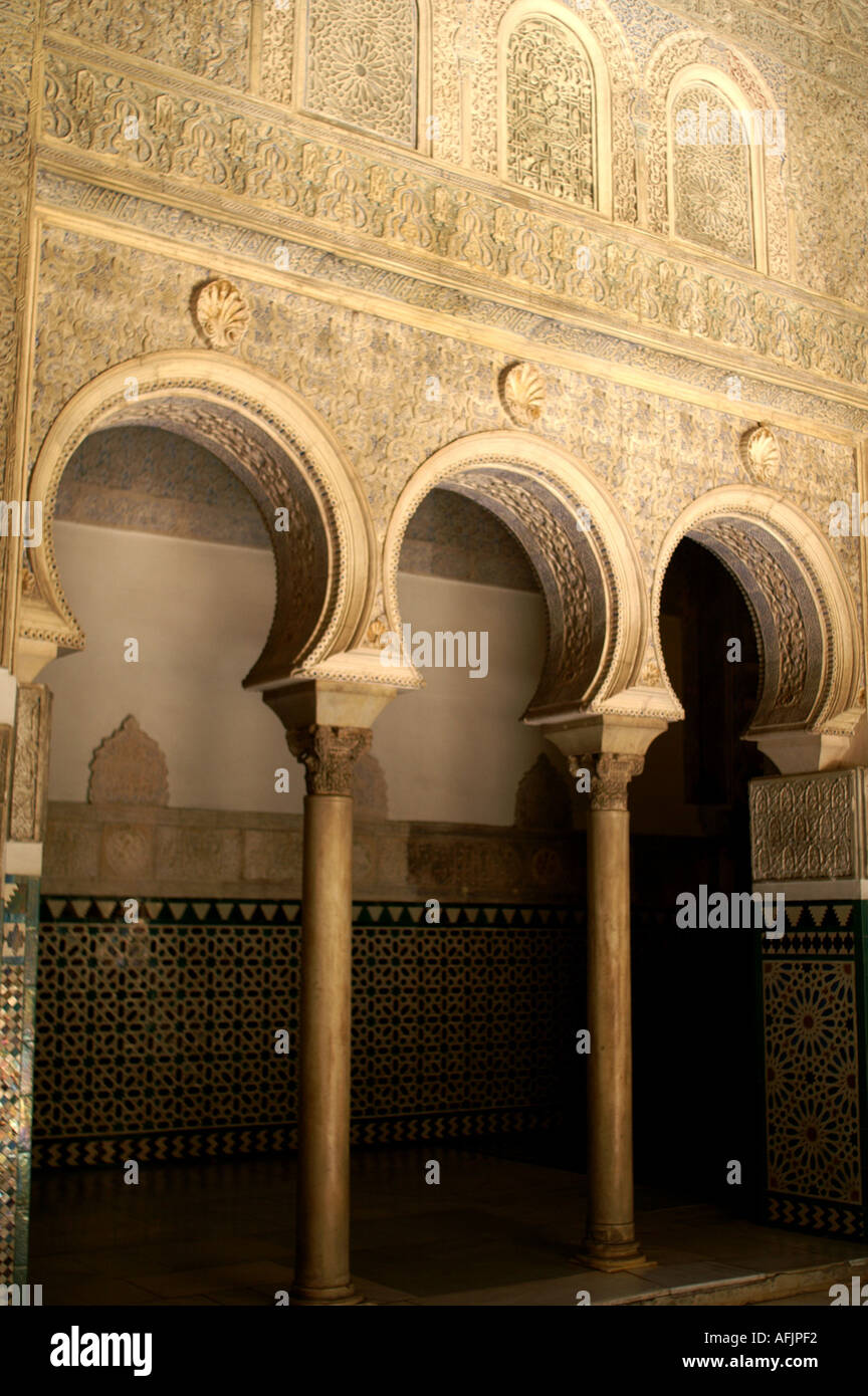 Amazing ornate arches in Alcazar former moorish fortress in Seville ...