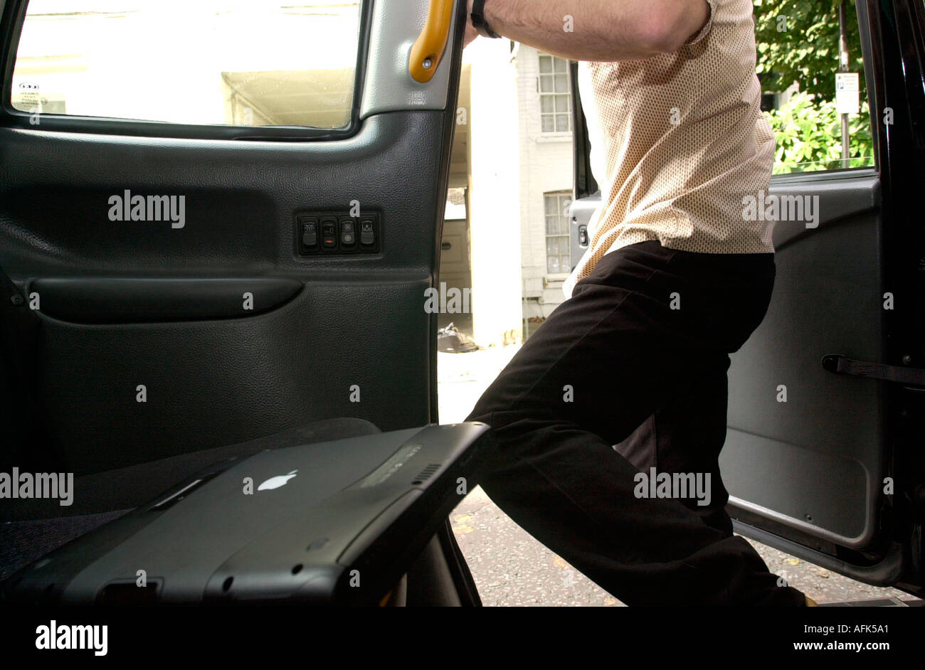 Lost And Found In A New London Taxi Cab You Wont Believe The Treasure - 0w1zpt0