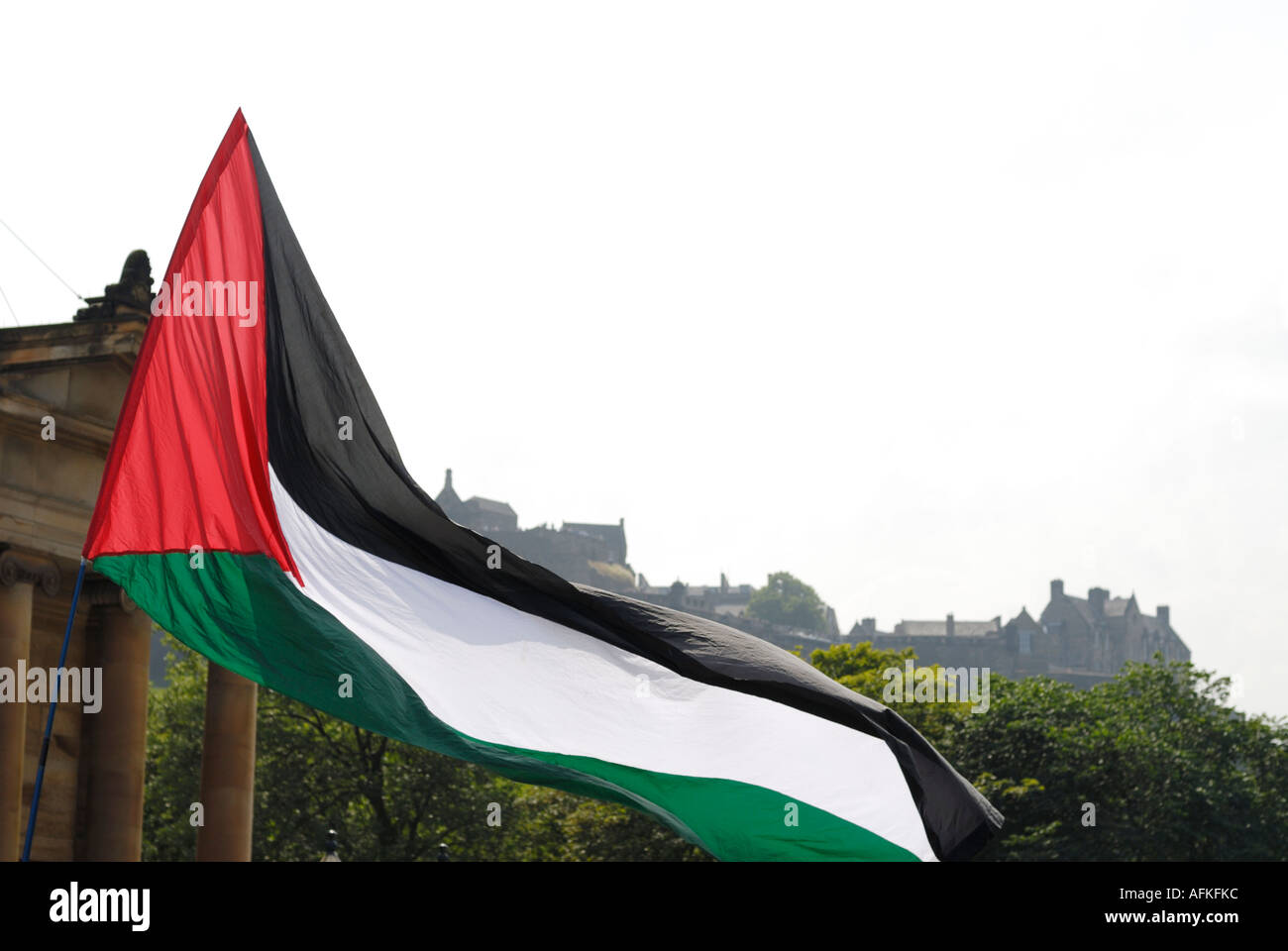 Palestinian flag in front of Edinburgh Castle Stock Photo