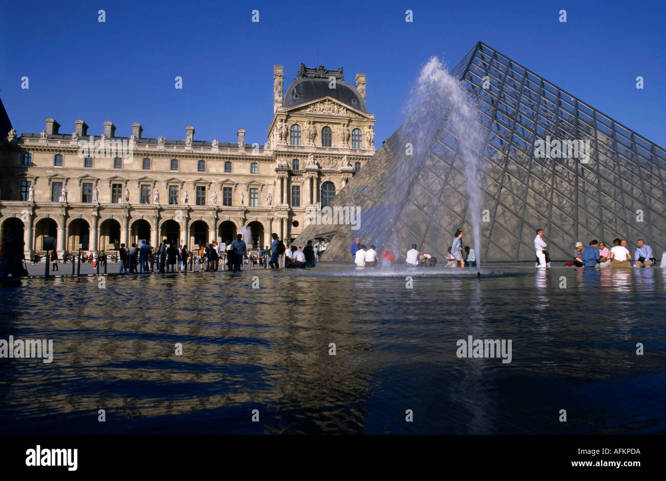 Louvre museum main entrance paris hi-res stock photography and images ...