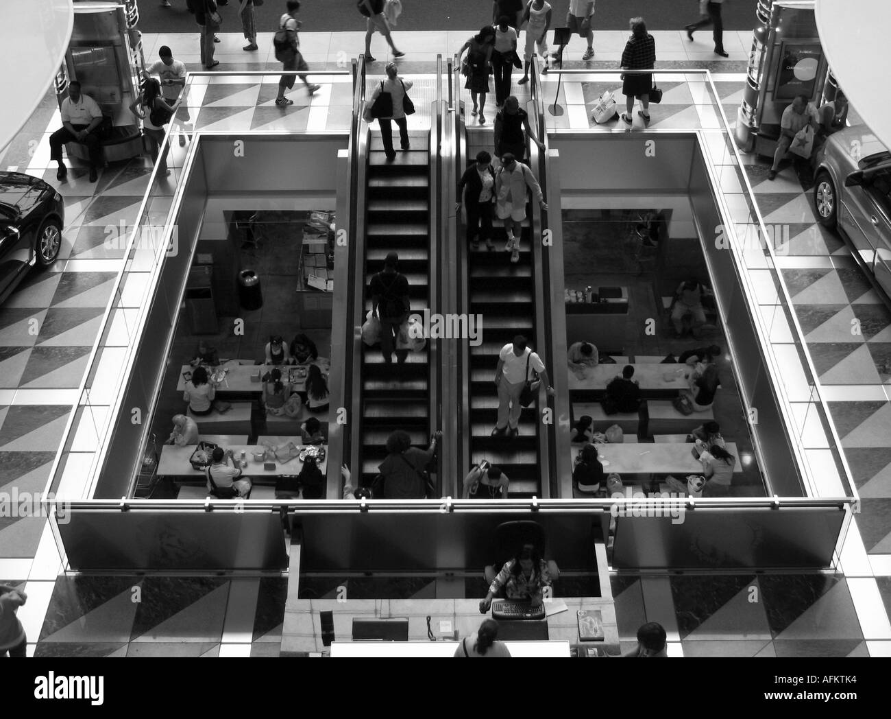 Crowd shopping mall us hi-res stock photography and images - Alamy