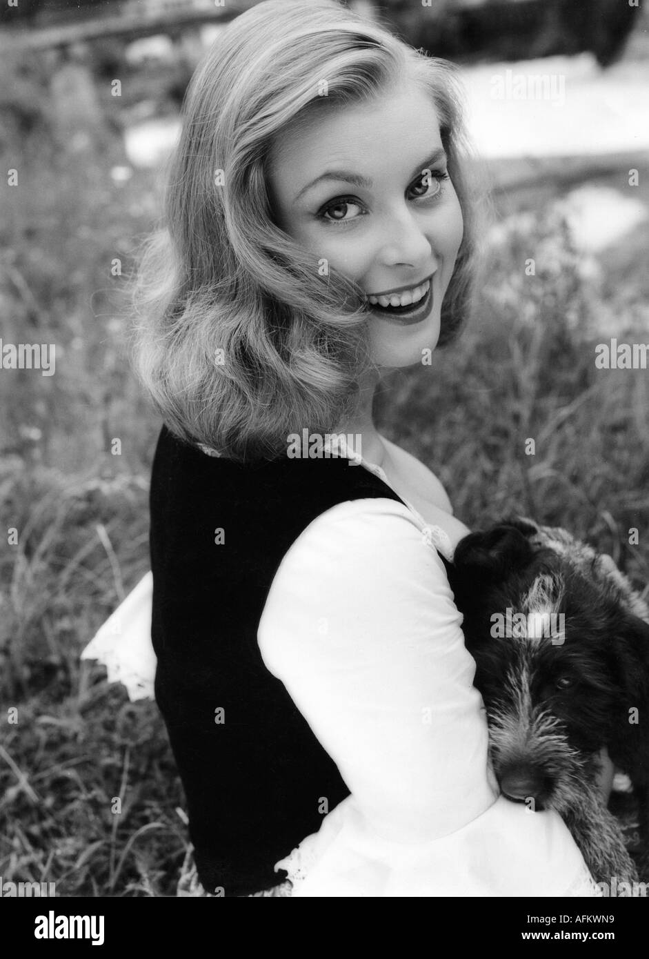 Hold, Marianne, 15.5.1929 - 11.9.1994, German actress, half length, with her dog, 1950s, Stock Photo