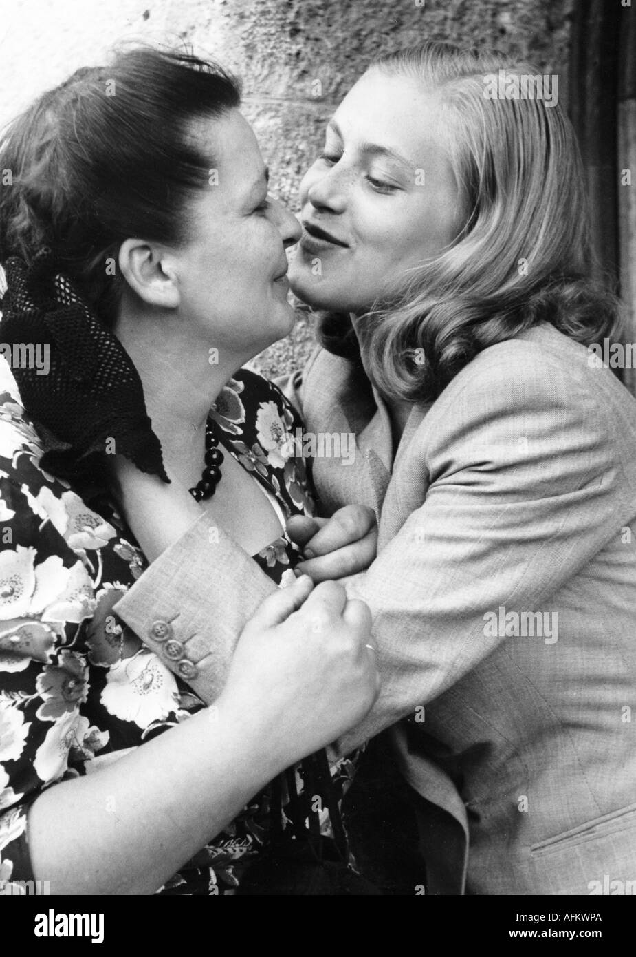 Hold, Marianne, 15.5.1929 - 11.9.1994, German actress, as a young woman with her mother, 1940s, Stock Photo