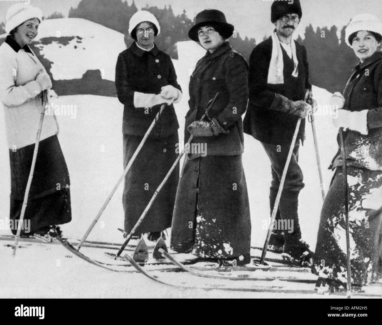 sports, winter sports, alpine skiing, group of skiers, 1910 Stock Photo