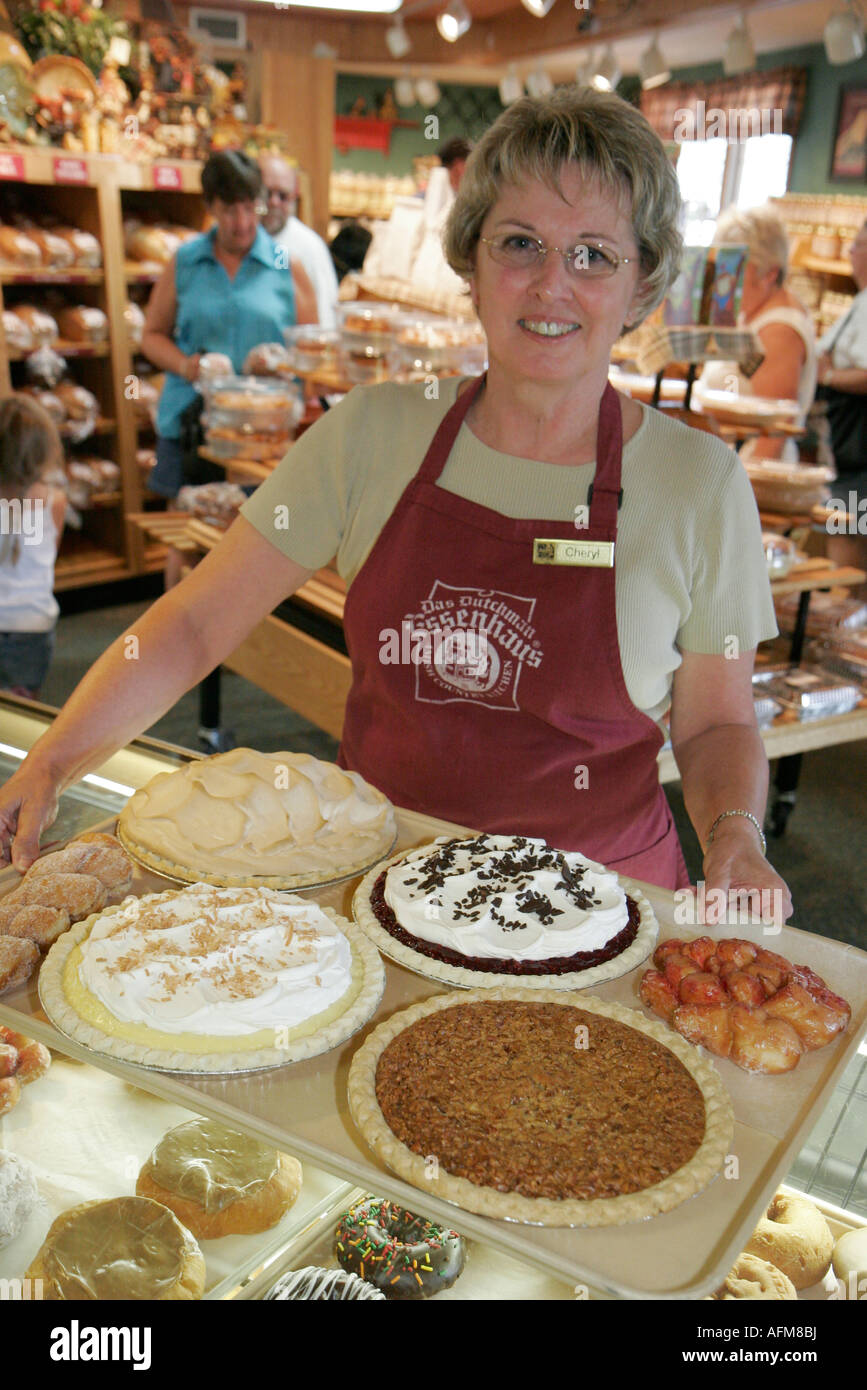 Indiana,Elkhart County,Middlebury,Das Dutchman Essenhaus,Amish bakery,woman female women,pies,desserts,treats,IN070828042 Stock Photo