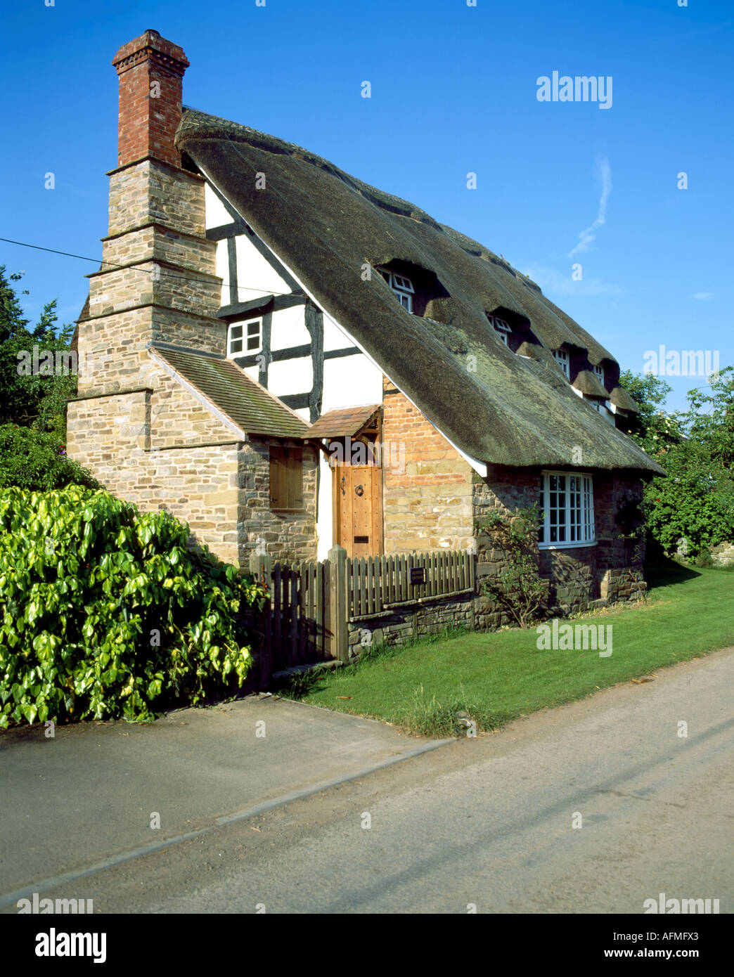 thatched cottage hampton near hereford Stock Photo Alamy