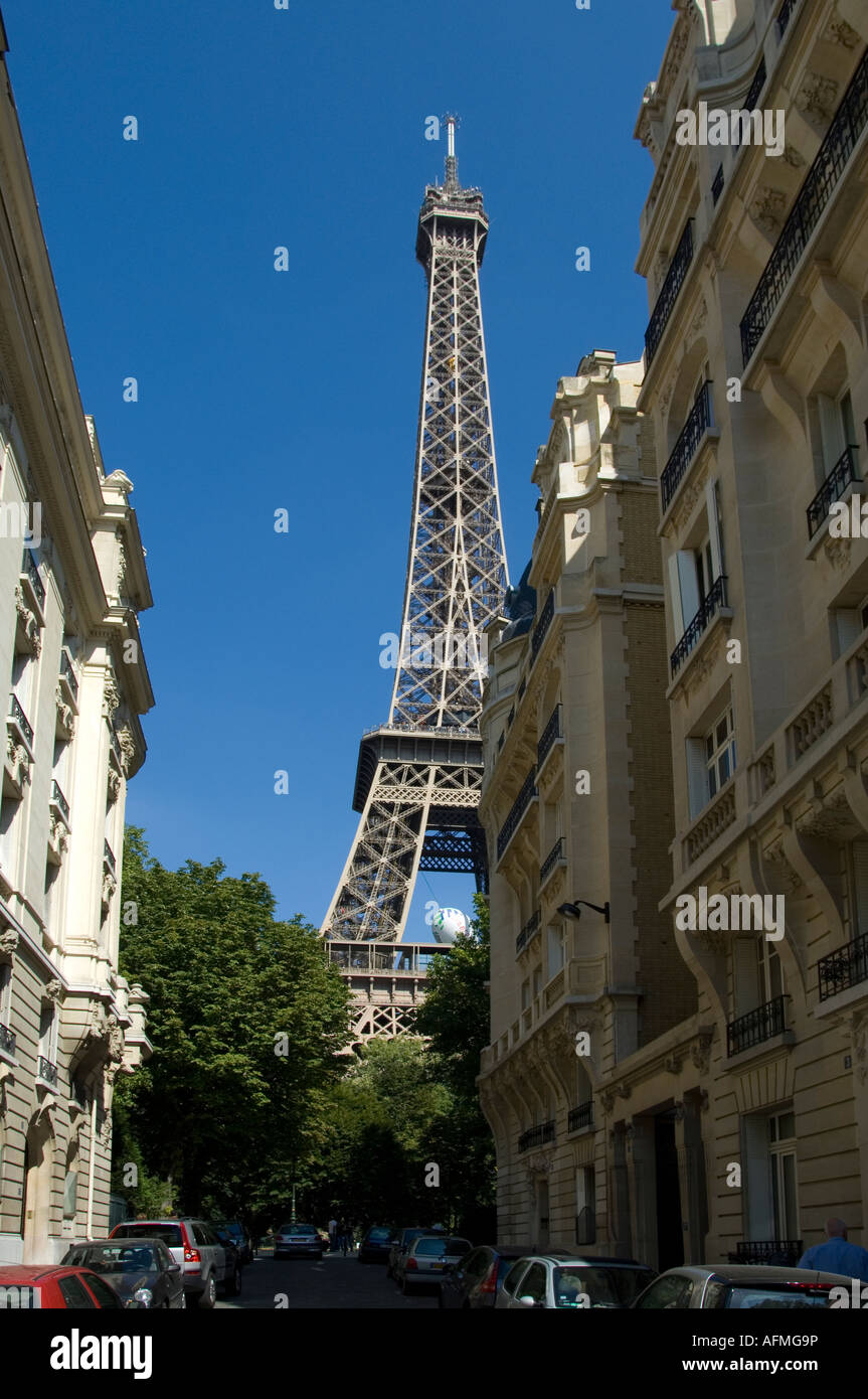 paris street scene with the eiffel tower Stock Photo - Alamy