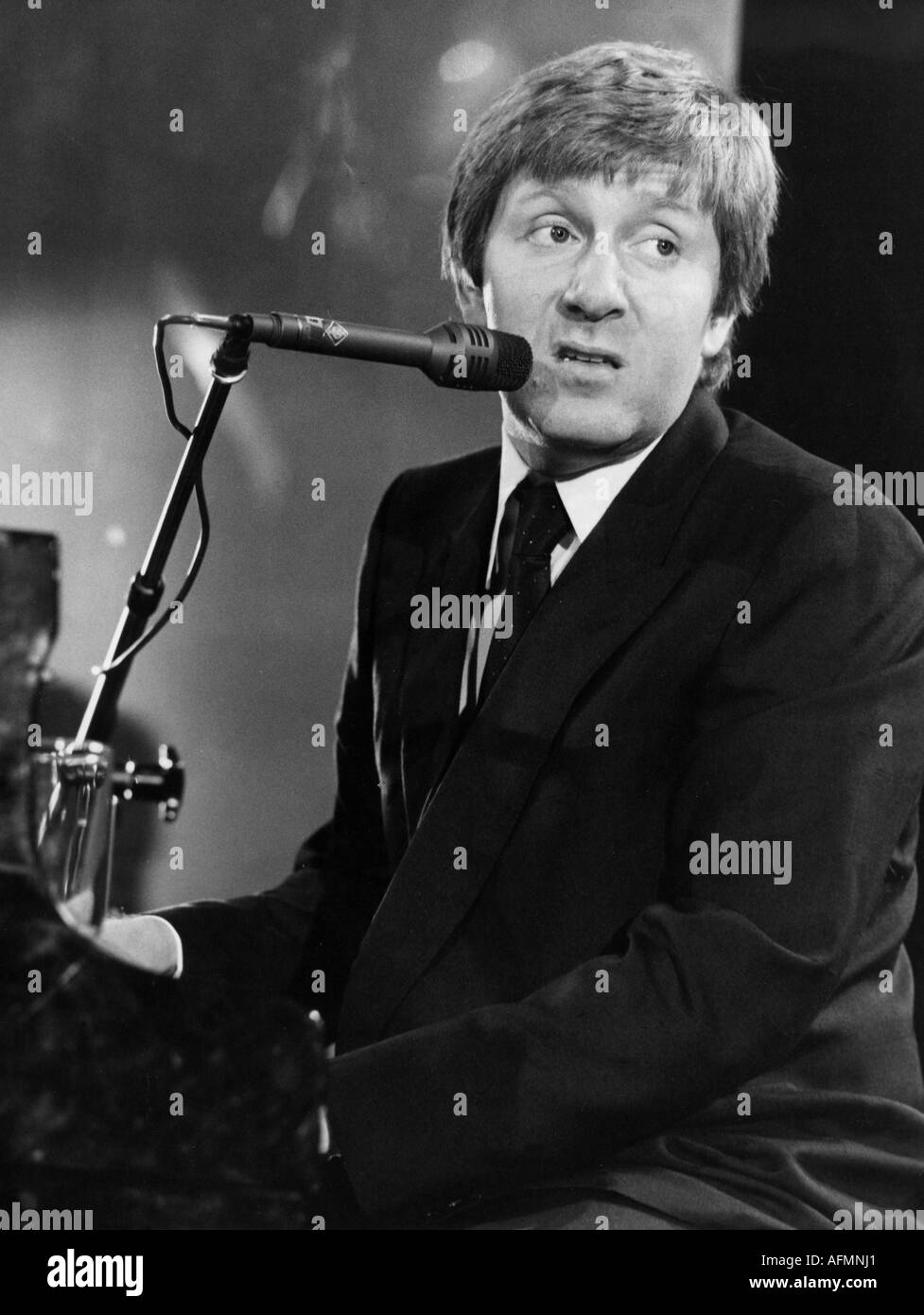 Sulke, Stephan, * 27.12.1943, German singer and composer, (pop music), half length, during performance, playing piano, 1983, Stock Photo
