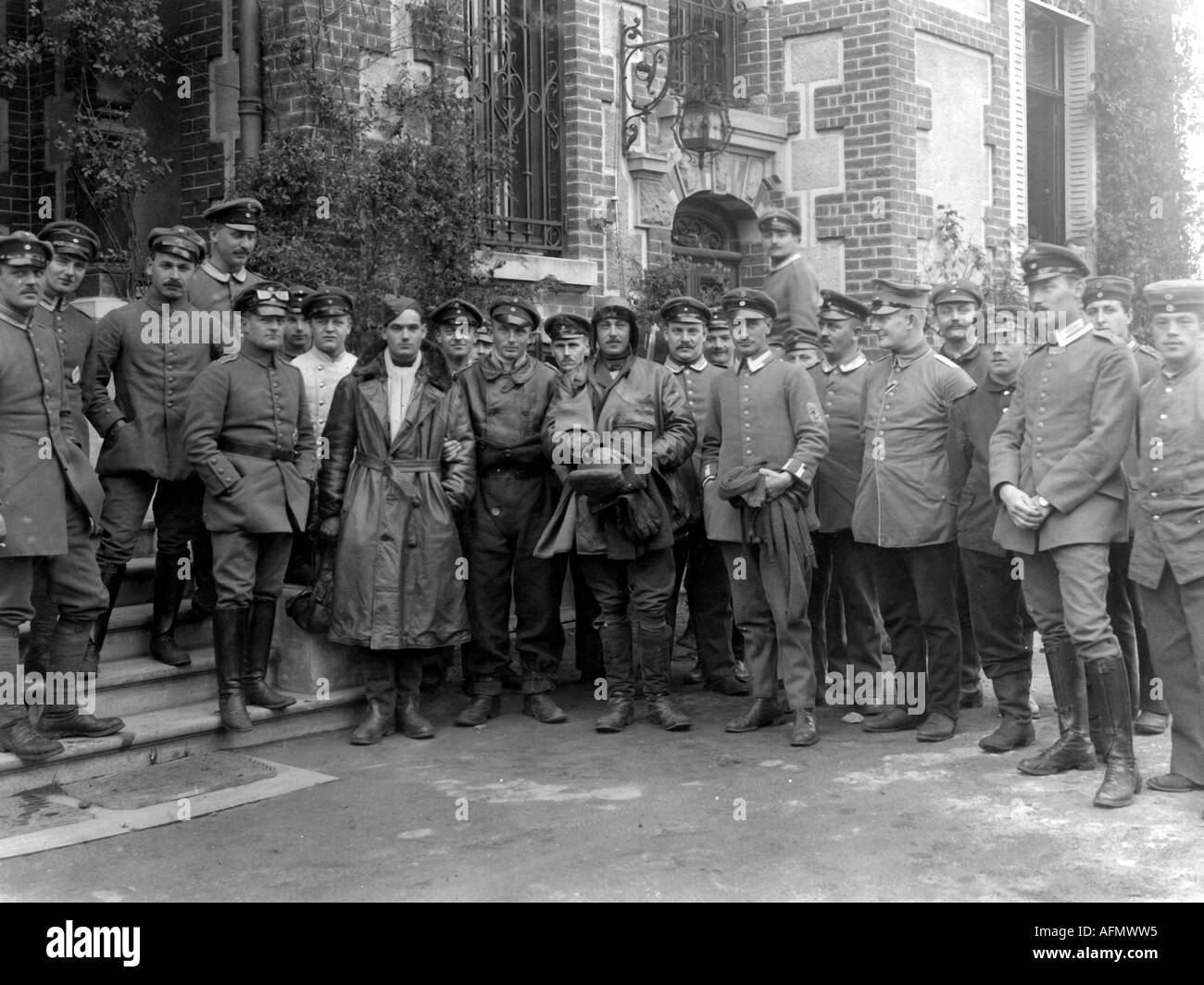 events, First World War / WWI, aerial warfare, aviators, two shot down British pilots with German soldiers, Grand Priel, France, circa 1917, prisoners of war, POW, POWs, historic, historical, 20th century, group picture, Armee Flugpark 2, people, 1910s, Stock Photo