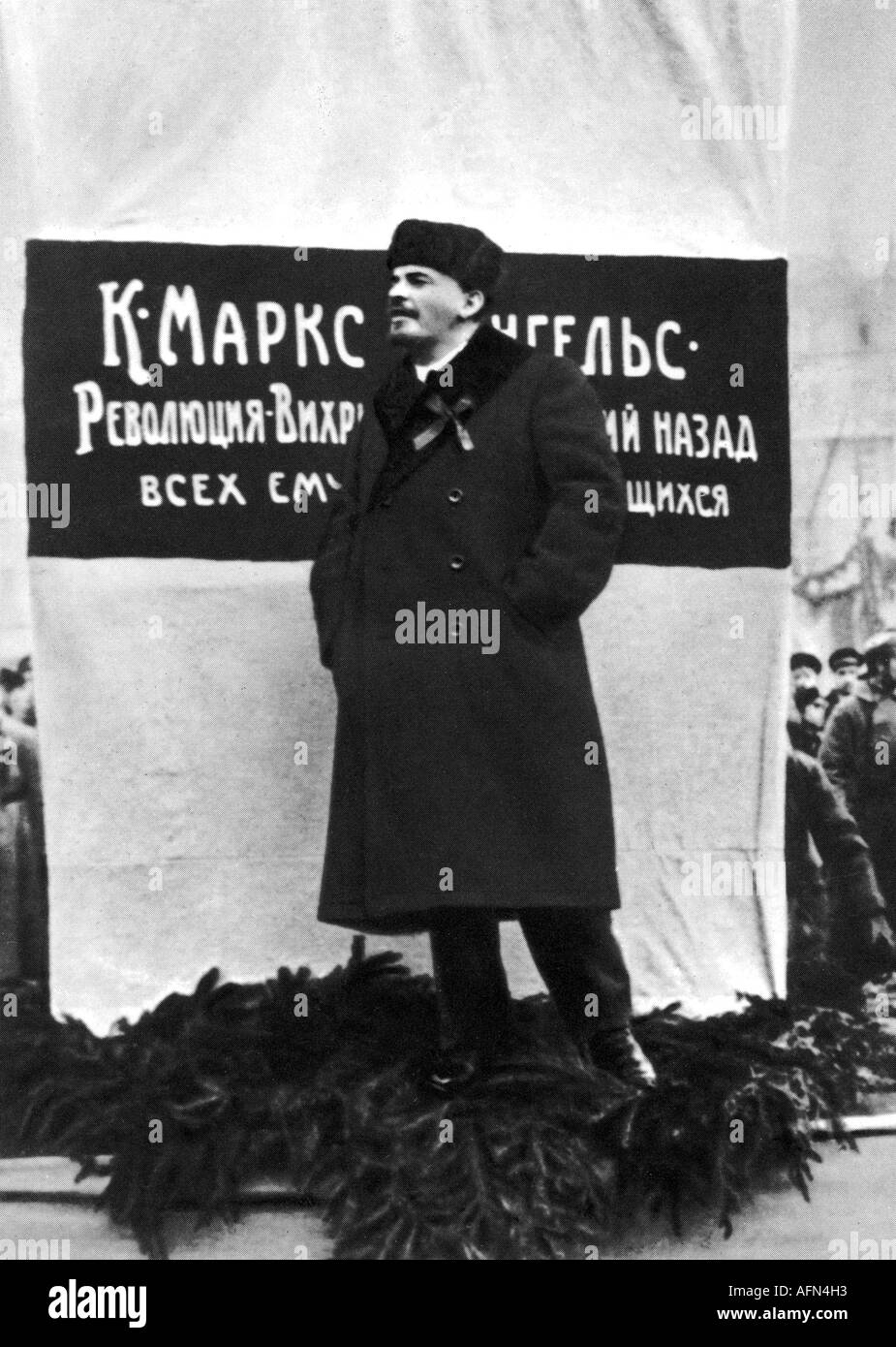 Lenin (Vladimir Ilyich Ulyanov), 22.4.1870 - 21.1.1924, Russian politician, Chairman of the Council of Peoples Commissars 26.10.1917 - 21.7.1924, full length, speech during exposure of the provisorical Marx/Engels monument, Moscow, 7.11.1918, Russia, communists, politics, 20th century, historic, historical, , Stock Photo