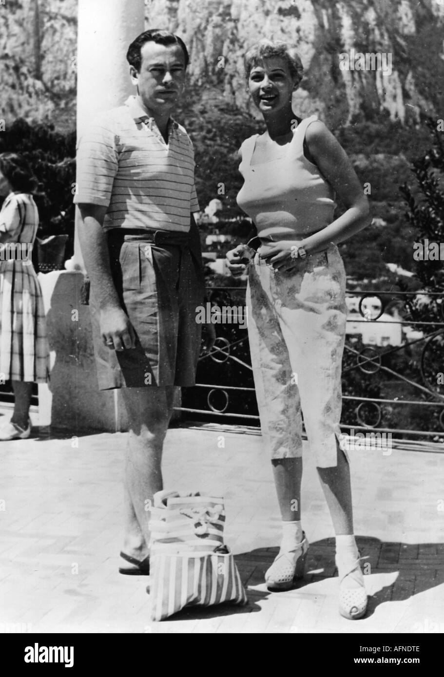 Bartok, Eva, 18.6.1929 - 1.8.1998, German actress, with Marquess of Milford Haven, Capri, full length, 1953, Stock Photo