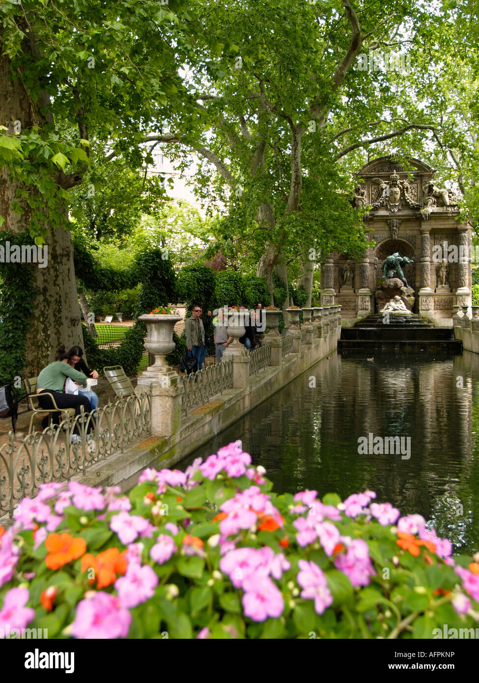 Statues in jardin du luxembourg hires stock photography and images Alamy