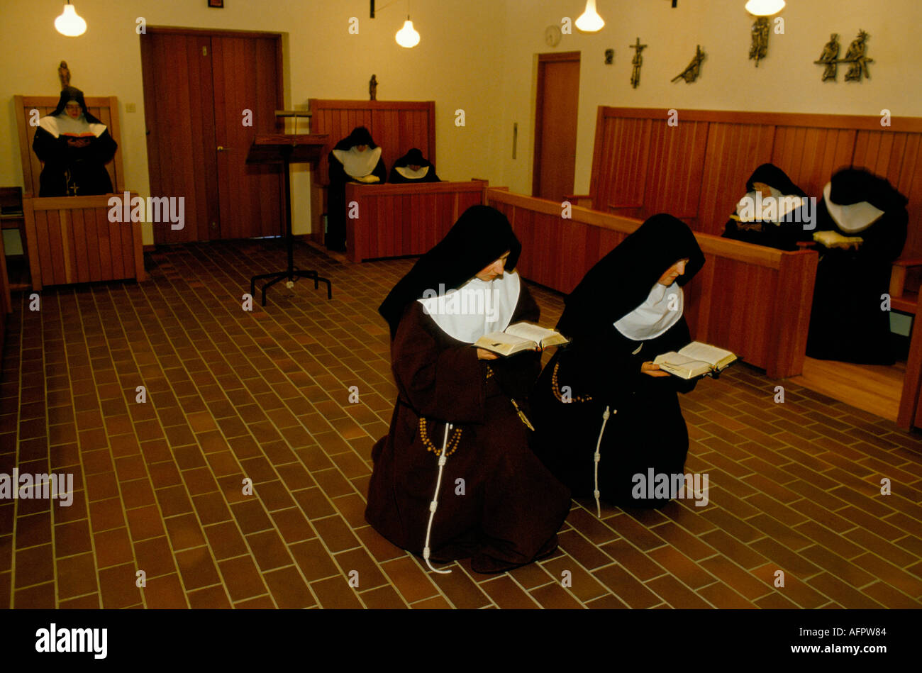 Nuns UK Roman Catholic Closed Order, Poor Clares Much Birch, Hertfordshire, Young members kneel older ones sit during Vespers 1989 1980s HOMER SYKES Stock Photo