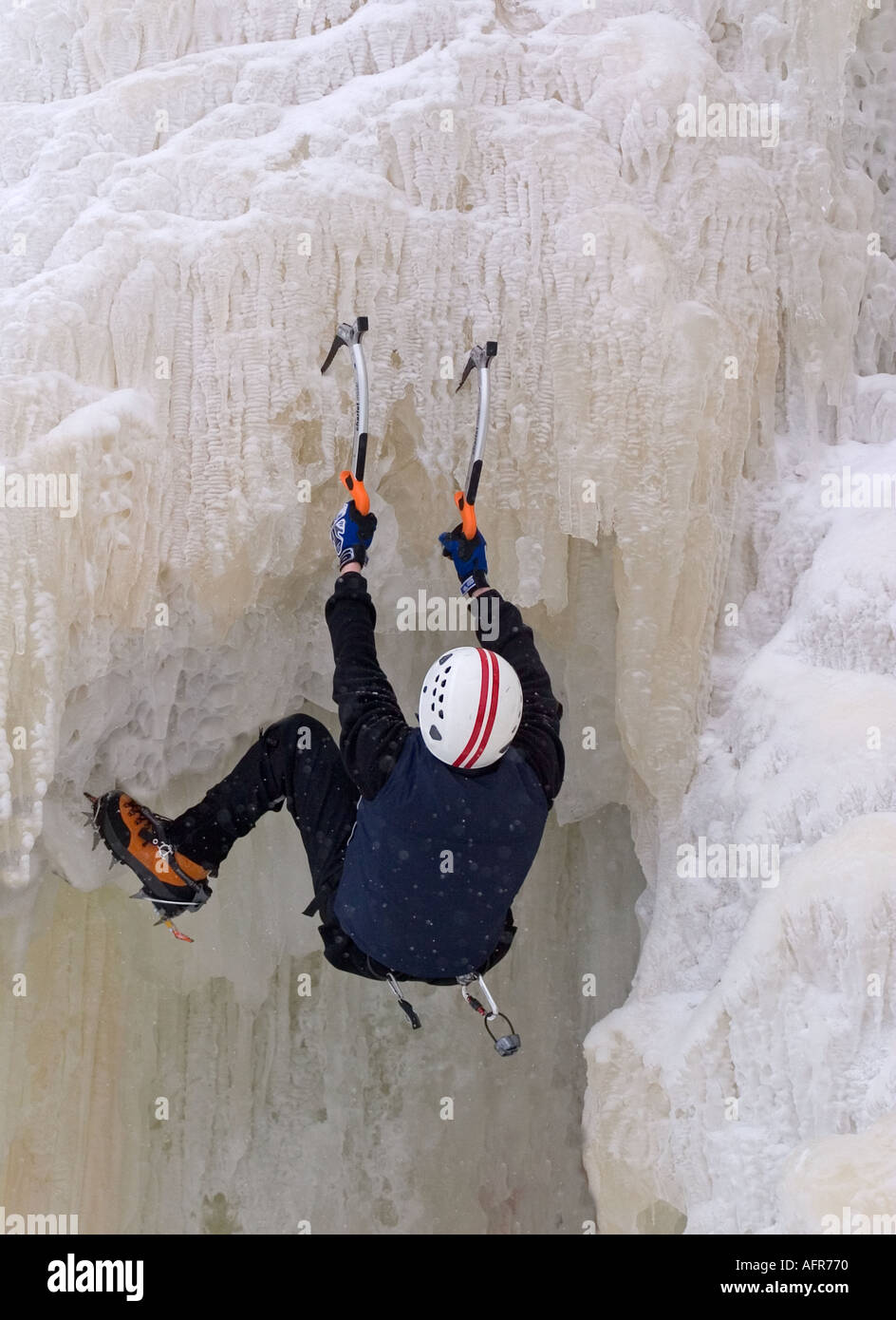 Using ice axes hi-res stock photography and images - Alamy