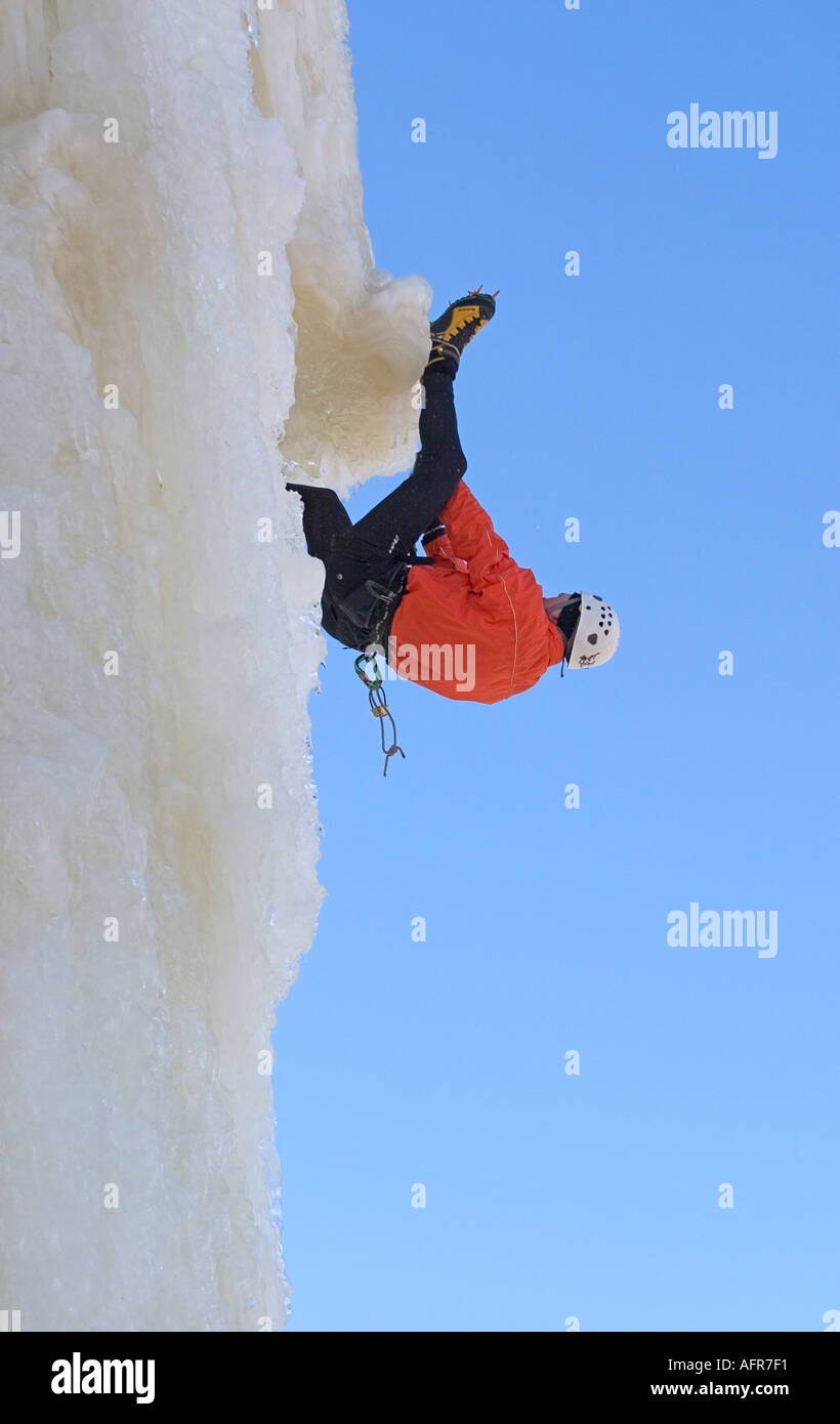Using ice axes hi-res stock photography and images - Alamy