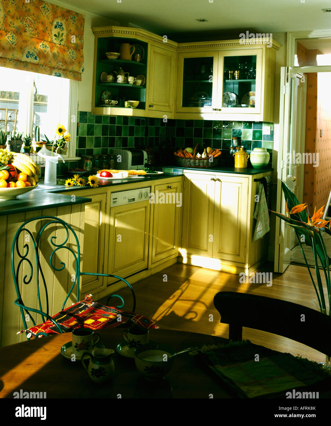 https://c8.alamy.com/comp/AFRK8K/pale-yellow-nineties-kitchen-with-metal-chairs-AFRK8K.jpg