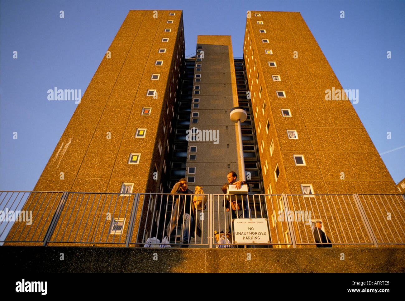 RESIDENTS PEOPLE LONDON HOUSING ESTATES HOMER SYKES Stock Photo Alamy