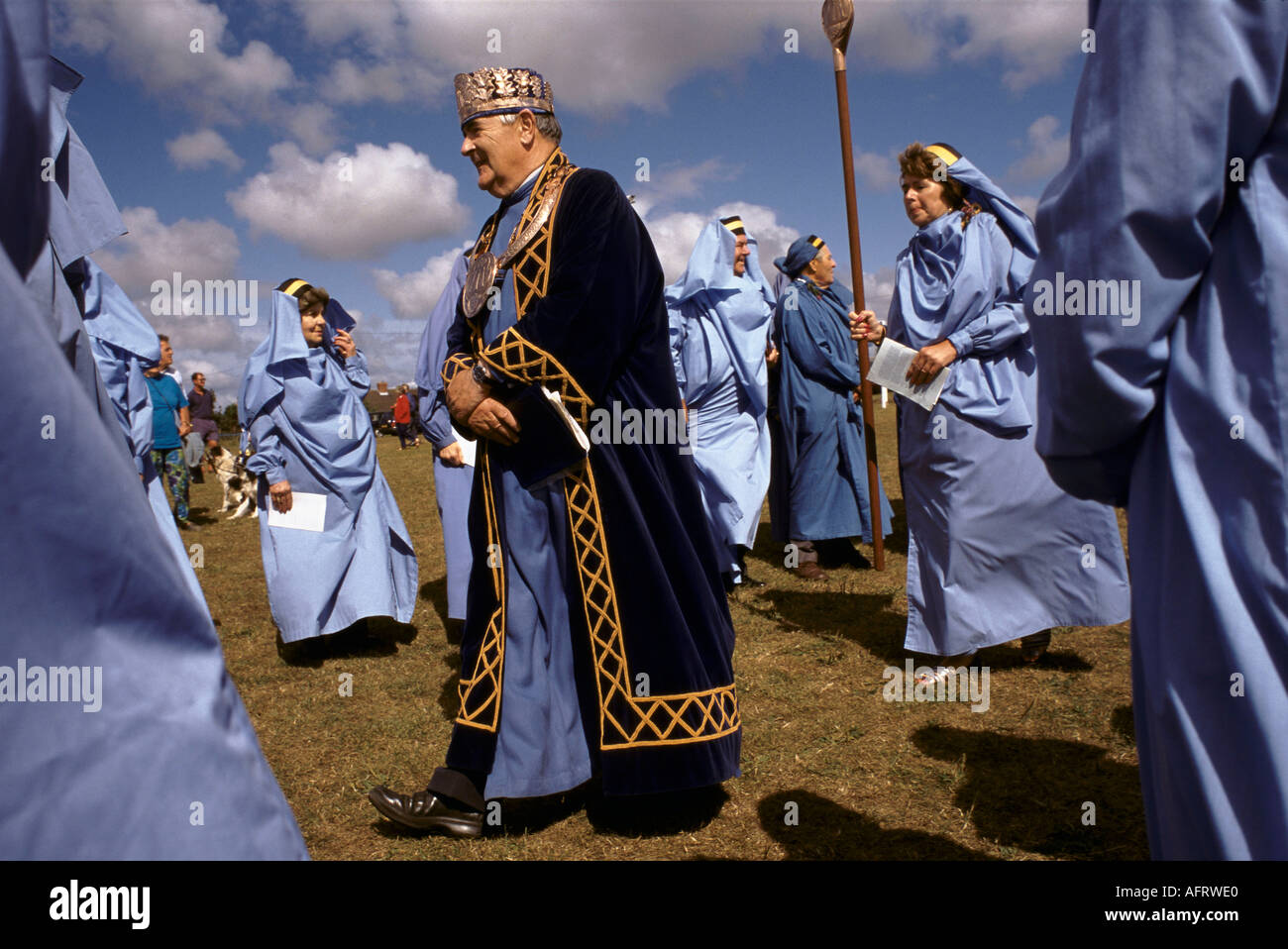 Cornish Bards. Gorsedh Kernow - Cornish Gorsedd The Grand Bard wearing crowd. Marazion, Cornwall, England 1995 1990s UK HOMER SYKES Stock Photo