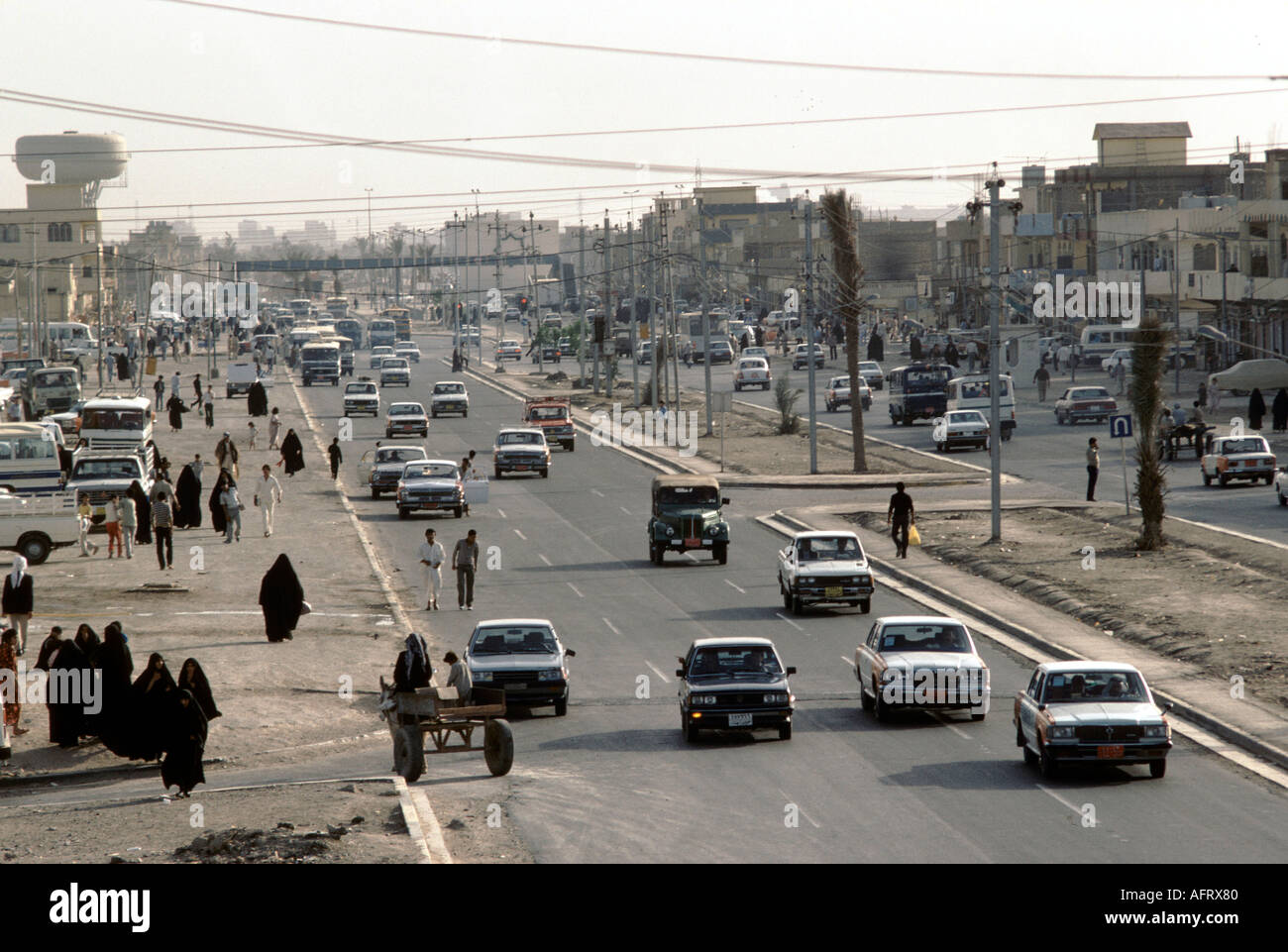 "SADDAM CITY" BAGHDAD IRAQ TRAFFIC 1980s HOMER SYKES Stock Photo