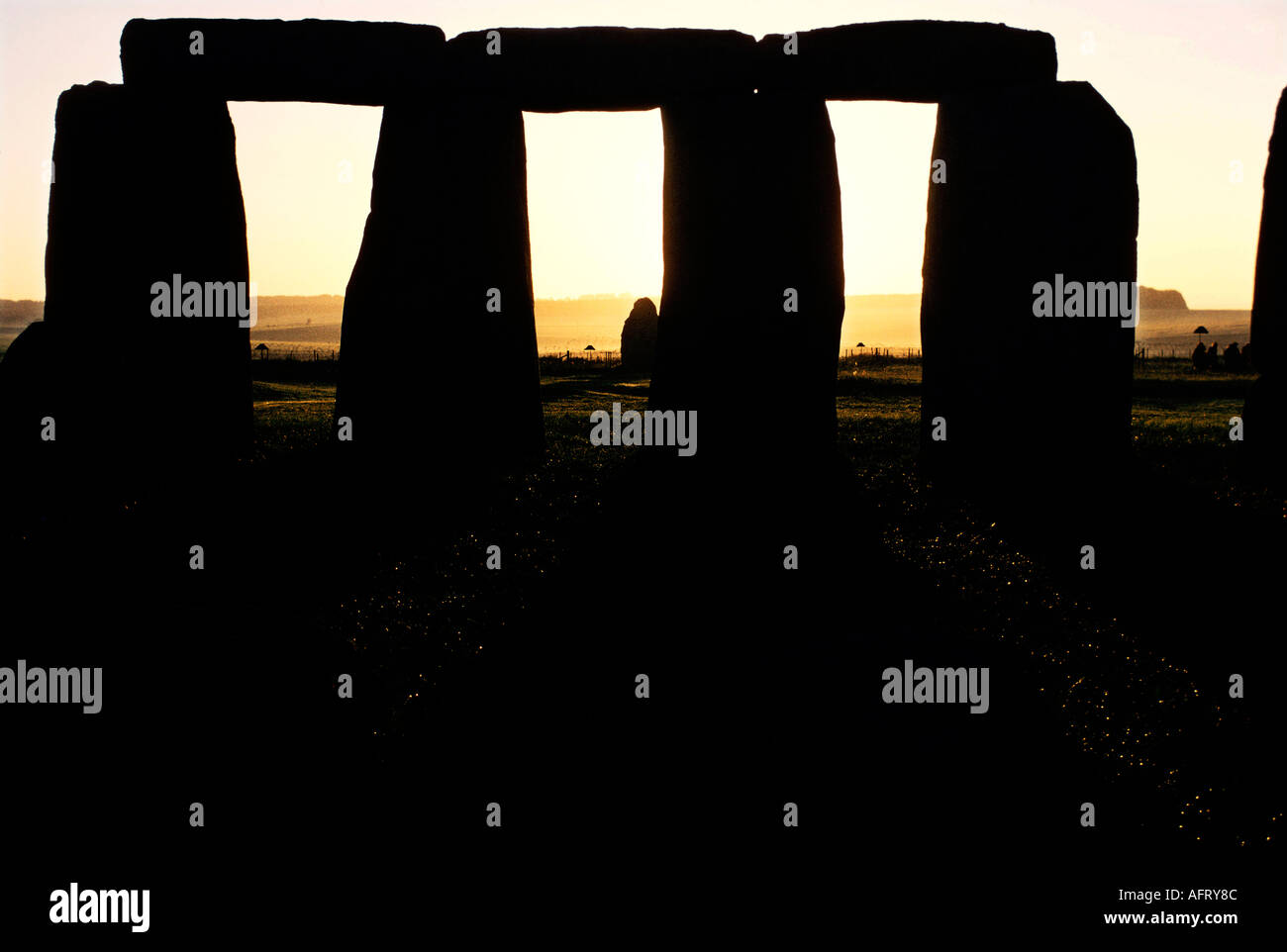 Sun rise over the Heel Stone Stonehenge. June 21st  Midsummer  Salisbury Plain Wiltshire England UK HOMER SYKES Stock Photo