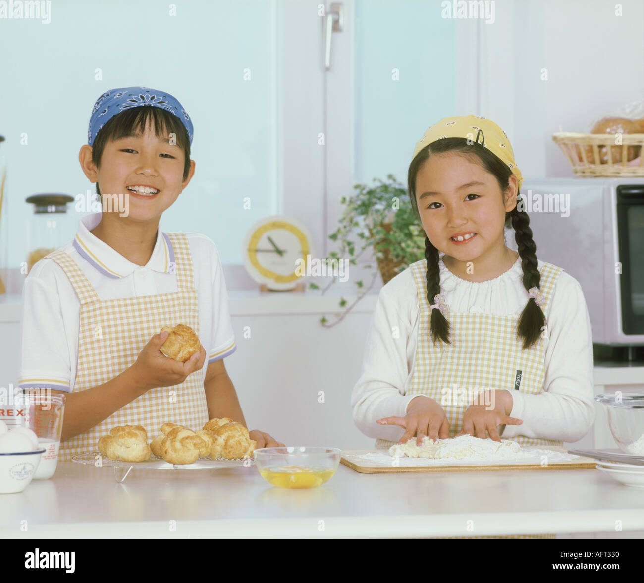 Children cooking hi-res stock photography and images - Alamy