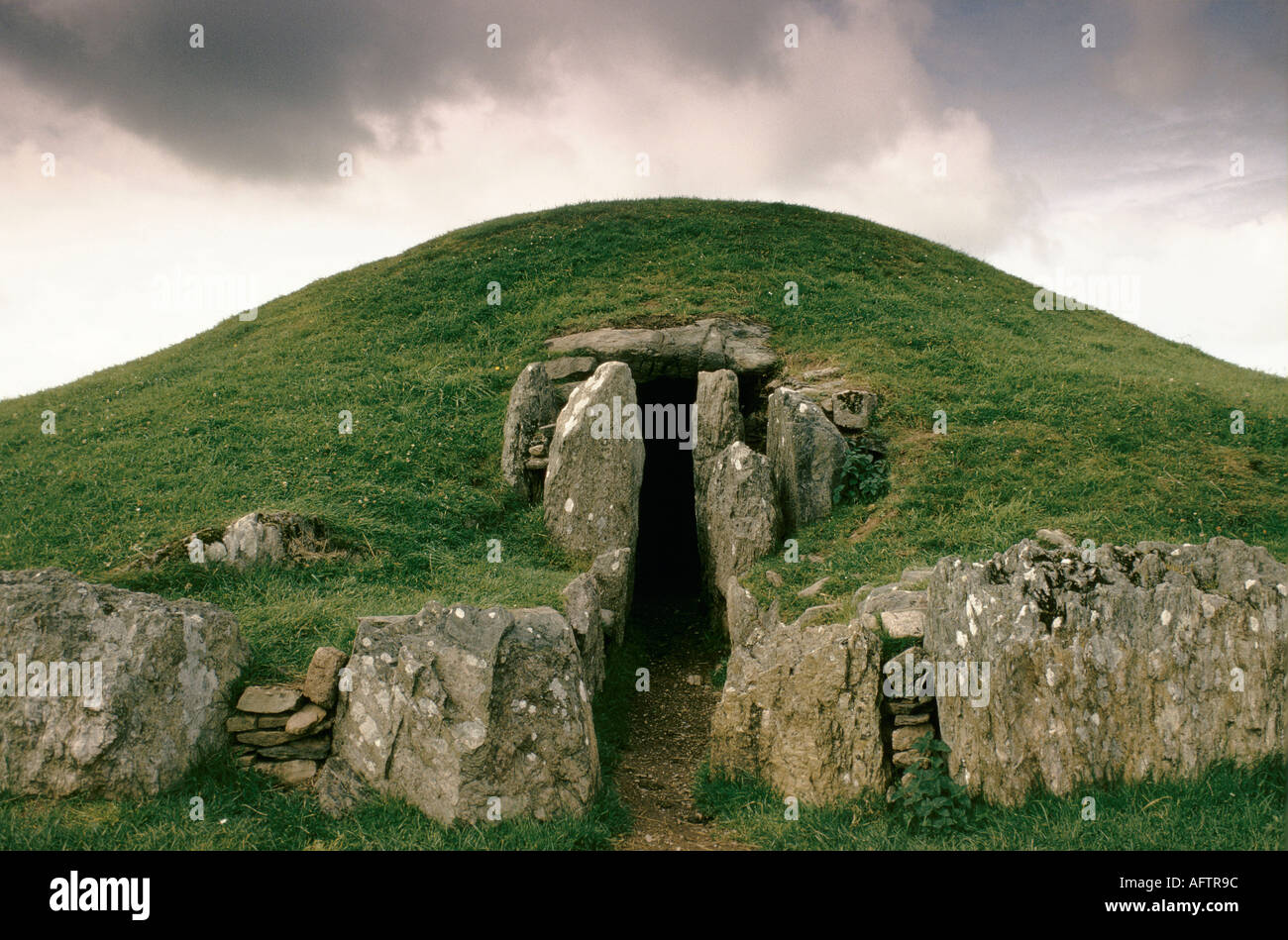 Bryn Celli Ddu, a neolithic passage grave near Llanddaniel Fab, Anglesey, Wales, UK. HOMER SYKES Stock Photo