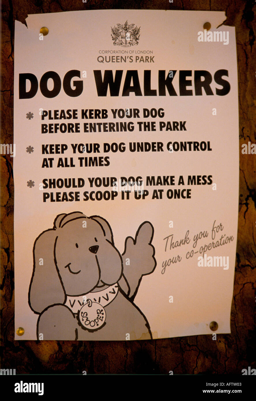 SIGN WITH ADVICE TO DOG walkERS IN THE QUEENS PARK LONDON Stock Photo
