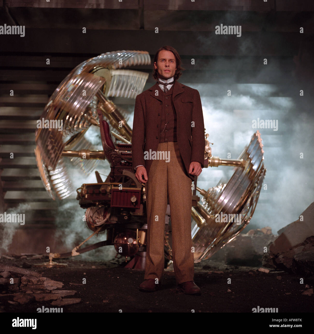 THE TIME MACHINE 2002 Warner/DreamWorks film with Guy Pearce as Alexander Hartdegen Stock Photo