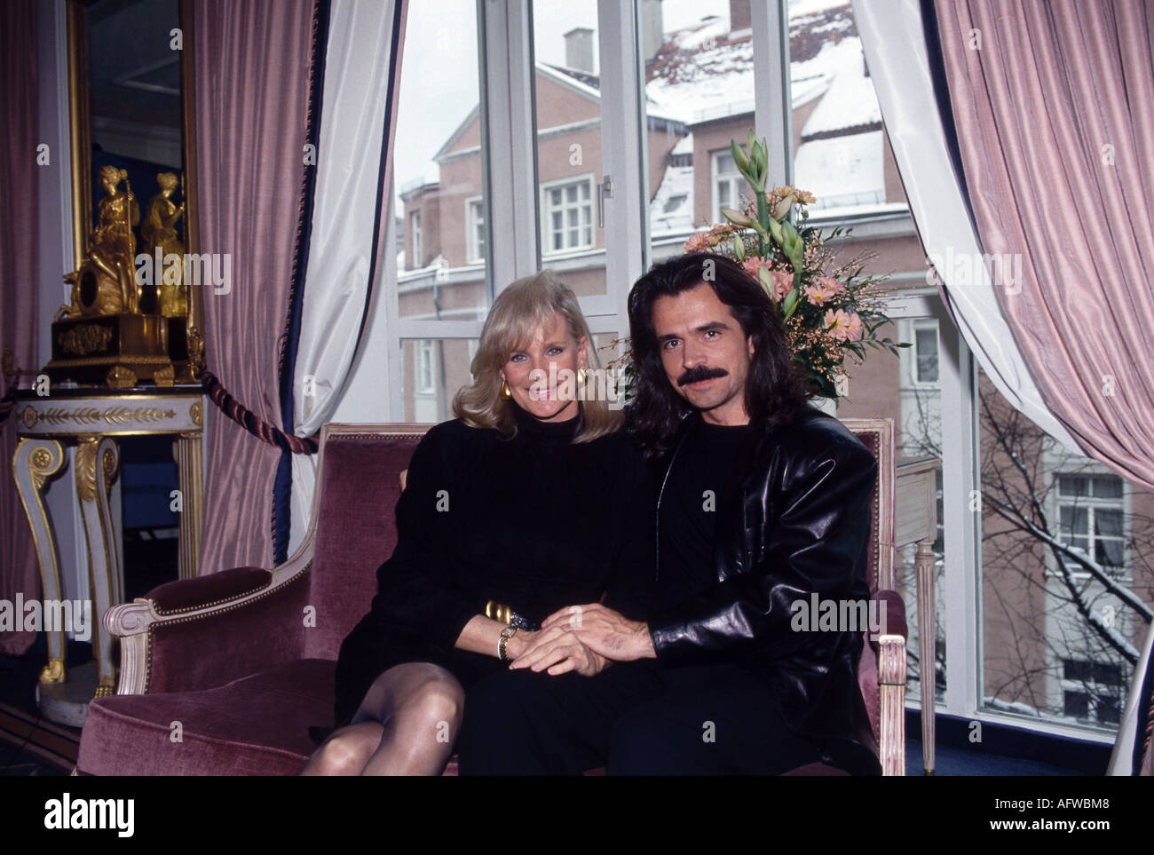 Evans, Linda, * 18.11.1942, American actress, half length, with boyfriend Yanni, Palace Hotel, Munich, 18.2.1992, Stock Photo
