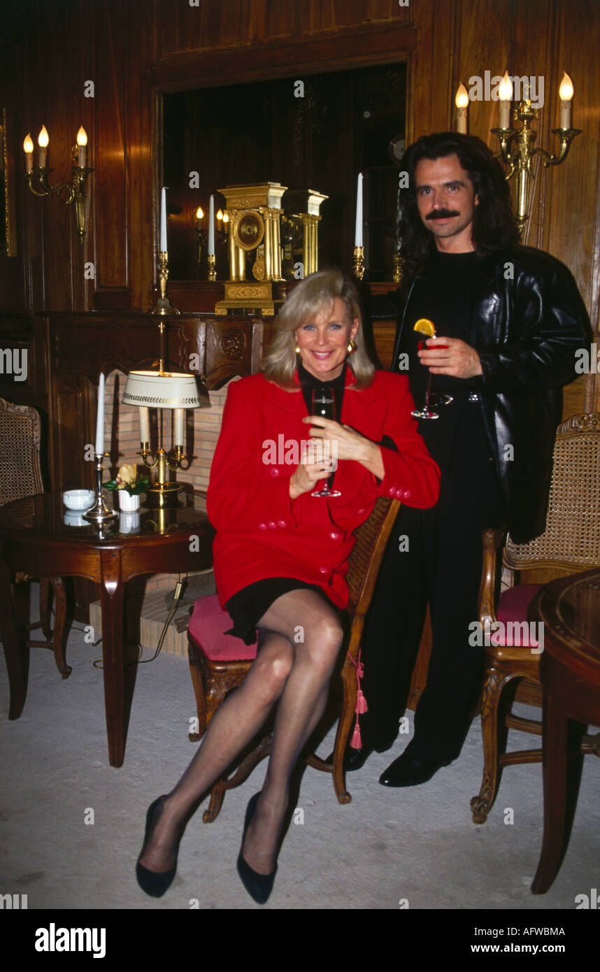 Evans, Linda, * 18.11.1942, American actress, full length, with boyfriend Yanni, Palace Hotel, Munich, 18.2.1992, Stock Photo