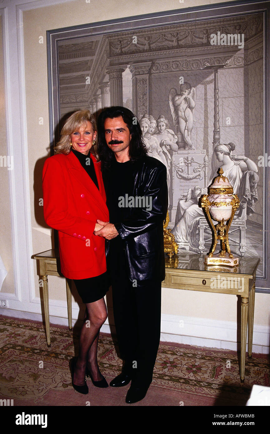 Evans, Linda, * 18.11.1942, American actress, full length, with boyfriend Yanni, Palace Hotel, Munich, 18.2.1992, Stock Photo