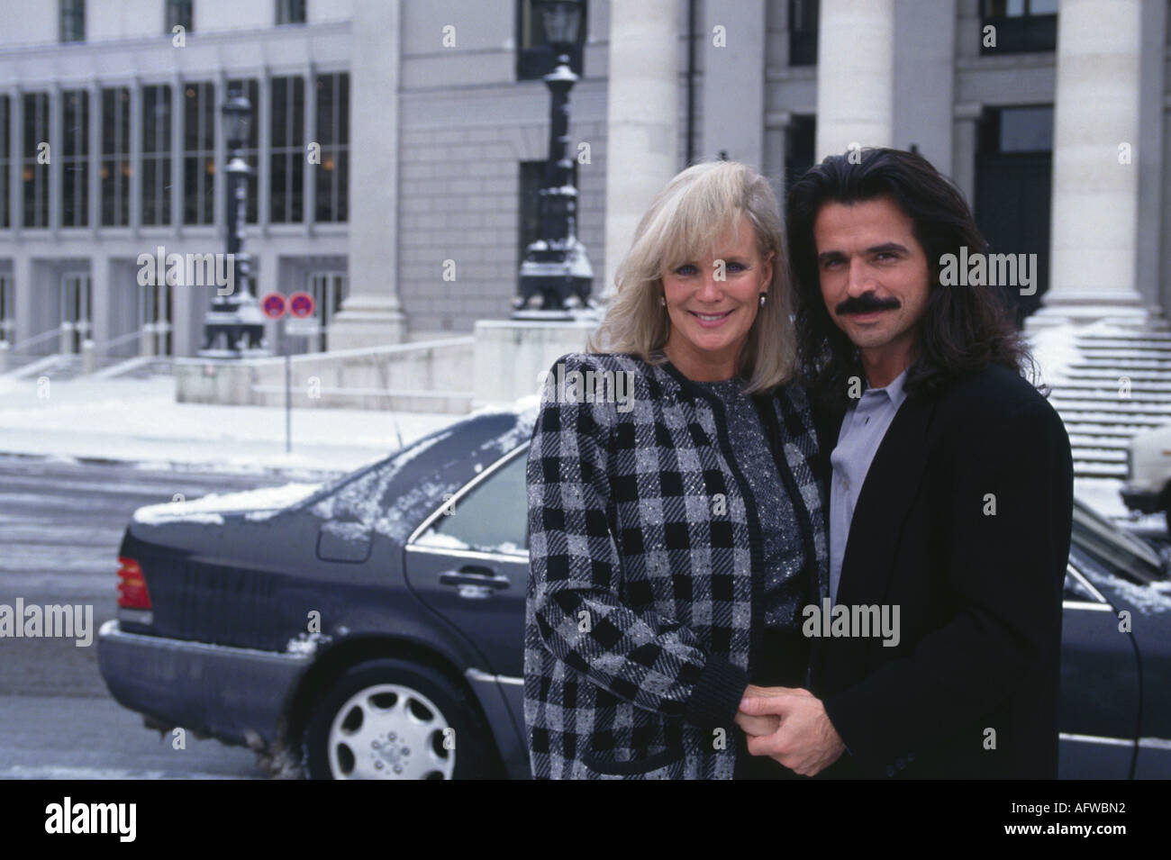 Evans, Linda, * 18.11.1942, American actress, half length, with boyfriend Yanni, in front of national theatre, Max-Joseph-Platz, Munich, 18.2.1992, Stock Photo