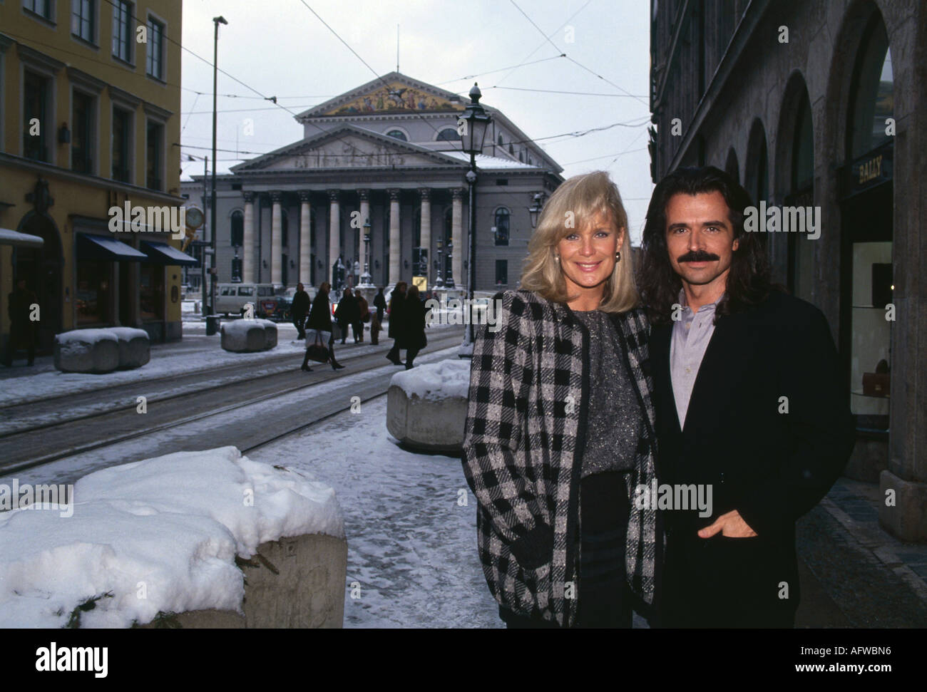 Evans, Linda, * 18.11.1942, American actress, half length, with boyfriend Yanni, Max-Joseph-Platz, Munich, 18.2.1992, Stock Photo