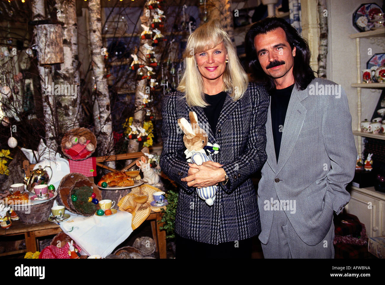 Evans, Linda, * 18.11.1942, American actress, half length, with boyfriend Yanni, Viktualienmarkt, Munich, 5.4.1993, Stock Photo