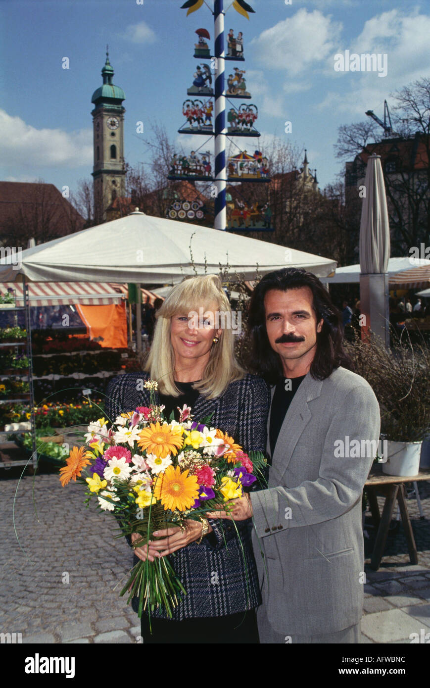 Evans, Linda, * 18.11.1942, American actress, half length, with boyfriend Yanni, Viktualienmarkt, Munich, 5.4.1993, Stock Photo